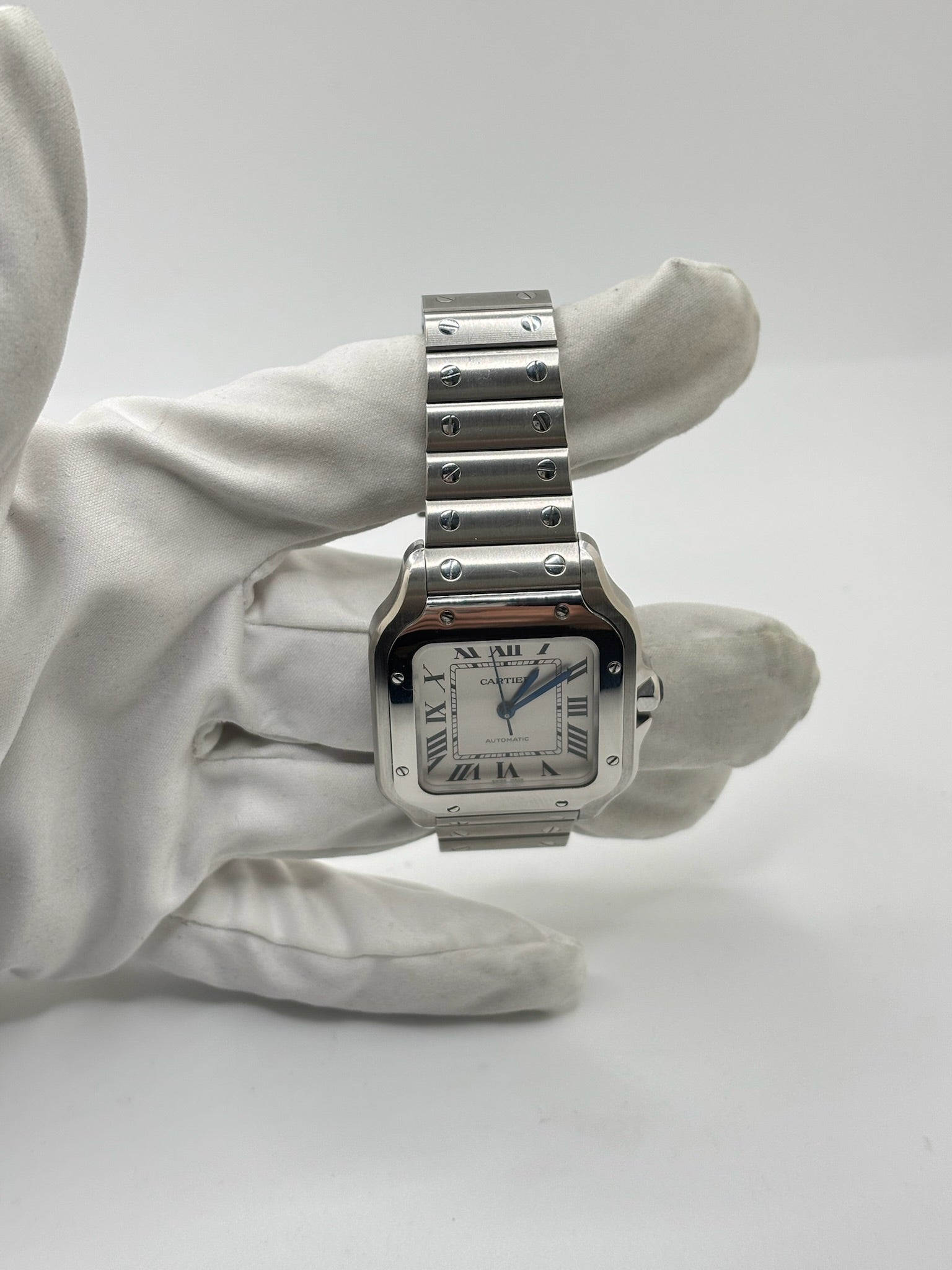 Montre Cartier Santos Medium référence WSSA0010 en acier inoxydable avec mouvement automatique Manufacture Cartier 1847 MC. Ce modèle emblématique présente un boîtier de 35 x 41,9 mm, un cadran blanc à chiffres romains, un verre saphir et un bracelet en acier assorti. Étanche jusqu'à 10 ATM et dotée d'une réserve de marche de 42 heures, cette Cartier Santos de 2019 est proposée d'occasion en très bon état avec son coffret et ses papiers d'origine. Idéale pour homme ou unisexe.
