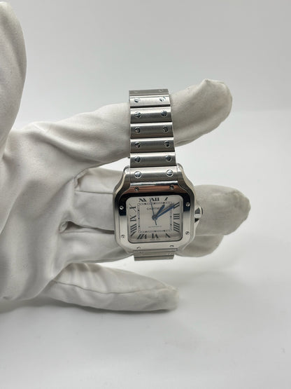 Montre Cartier Santos Medium référence WSSA0010 en acier inoxydable avec mouvement automatique Manufacture Cartier 1847 MC. Ce modèle emblématique présente un boîtier de 35 x 41,9 mm, un cadran blanc à chiffres romains, un verre saphir et un bracelet en acier assorti. Étanche jusqu'à 10 ATM et dotée d'une réserve de marche de 42 heures, cette Cartier Santos de 2019 est proposée d'occasion en très bon état avec son coffret et ses papiers d'origine. Idéale pour homme ou unisexe.

