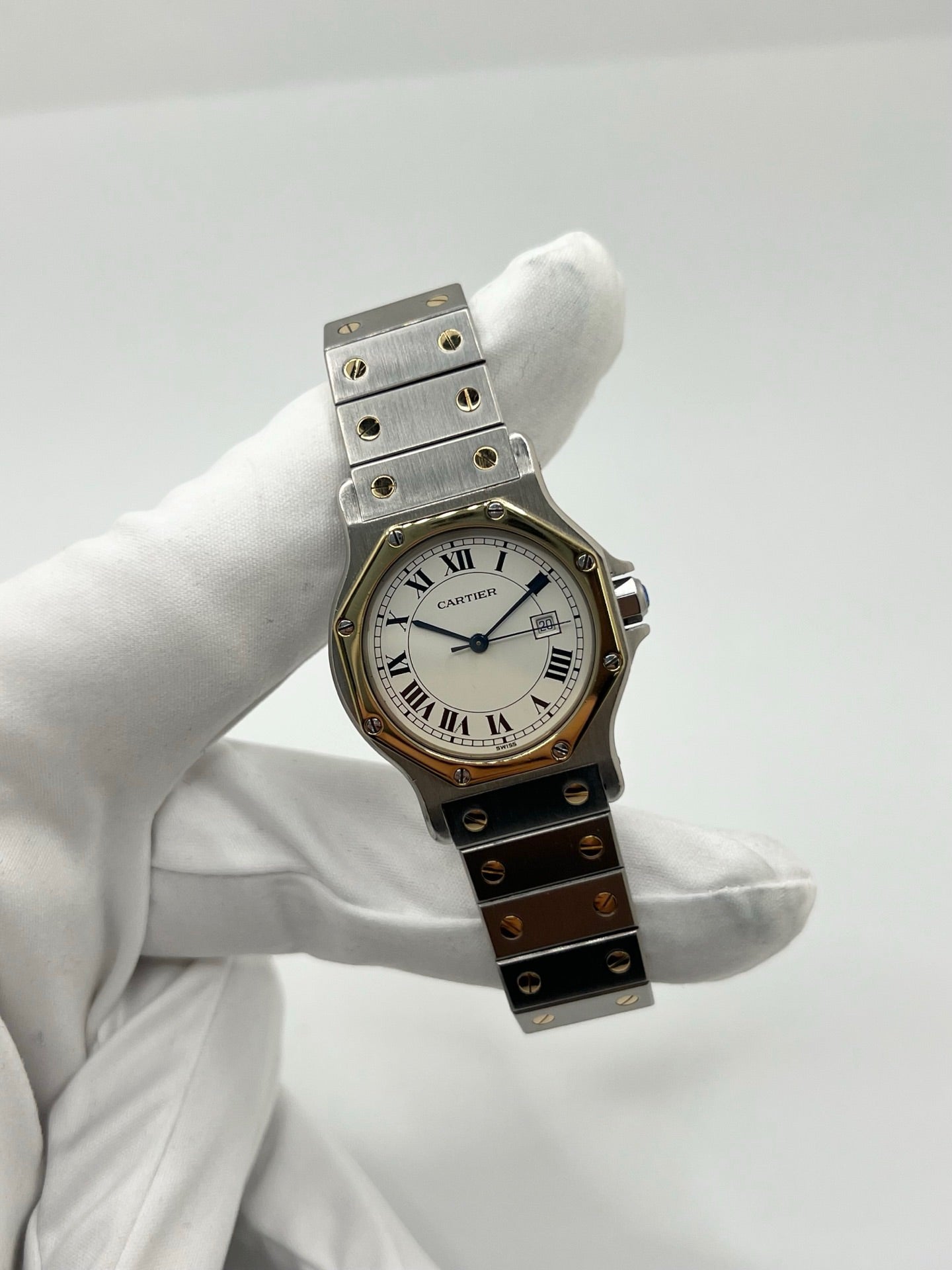 Montre Cartier Santos Octogonale 2966 en acier et or avec mouvement automatique, cadran blanc à chiffres romains et verre saphir. Modèle vintage élégant de 30 mm avec bracelet assorti et fonction date. Pièce d’occasion en très bon état, présentant de légères micro-rayures. Design iconique, idéal pour homme ou unisexe, livré avec coffret d’origine, disponible immédiatement à Paris.