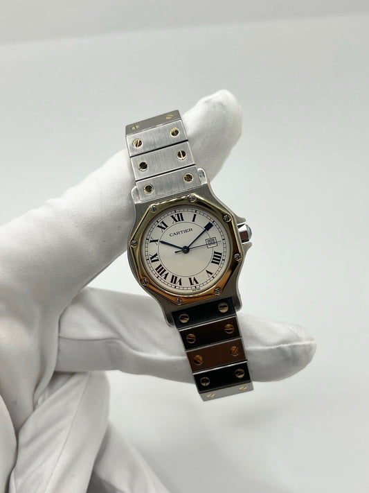 Montre Cartier Santos Octogonale 2966 en acier et or avec mouvement automatique, cadran blanc à chiffres romains et verre saphir. Modèle vintage élégant de 30 mm avec bracelet assorti et fonction date. Pièce d’occasion en très bon état, présentant de légères micro-rayures. Design iconique, idéal pour homme ou unisexe, livré avec coffret d’origine, disponible immédiatement à Paris.