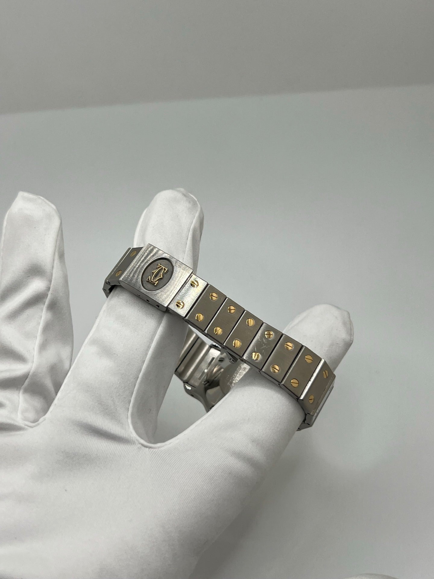 Montre Cartier Santos Octogonale 2966 en acier et or avec mouvement automatique, cadran blanc à chiffres romains et verre saphir. Modèle vintage élégant de 30 mm avec bracelet assorti et fonction date. Pièce d’occasion en très bon état, présentant de légères micro-rayures. Design iconique, idéal pour homme ou unisexe, livré avec coffret d’origine, disponible immédiatement à Paris.
