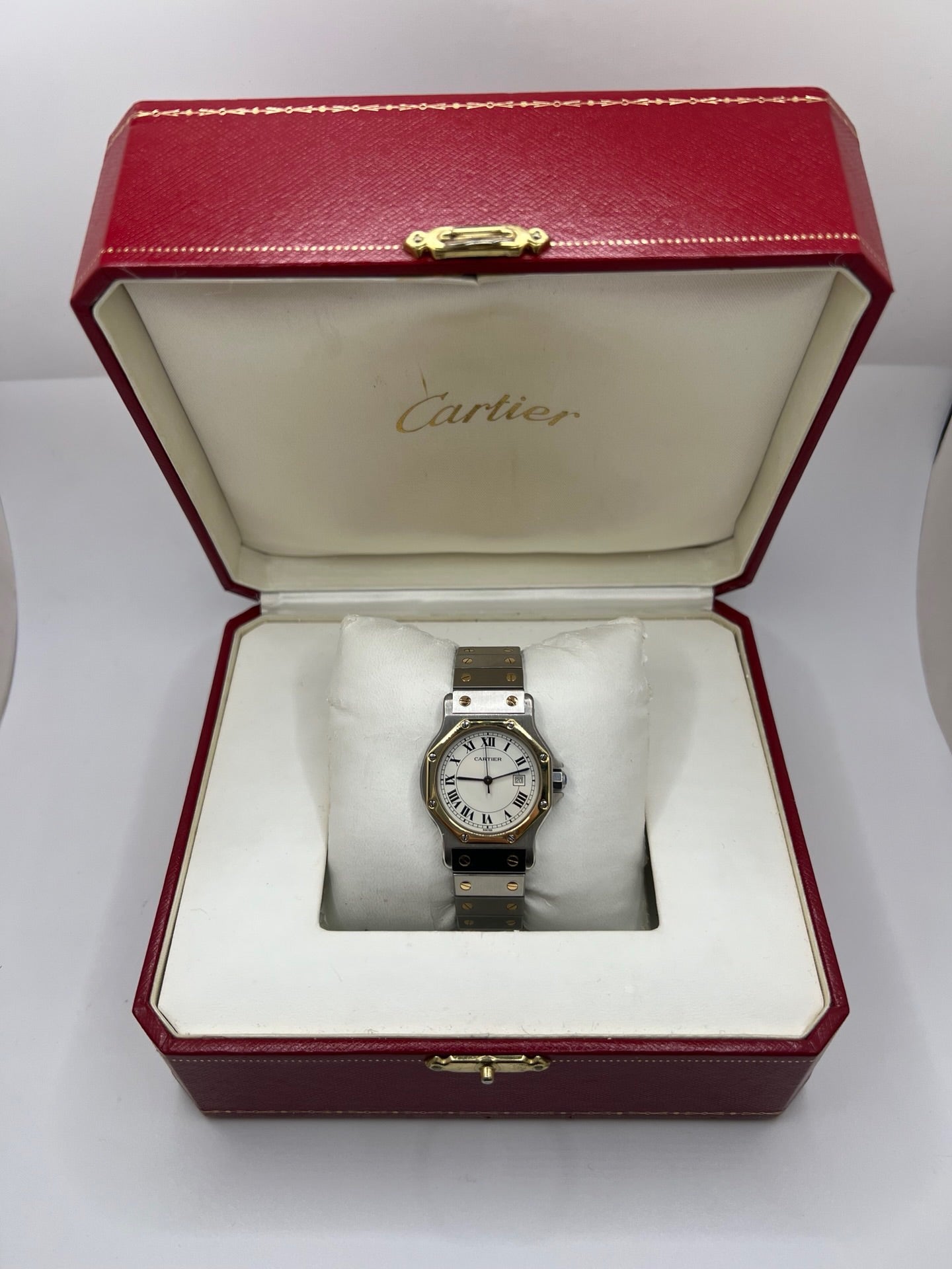 Montre Cartier Santos Octogonale 2966 en acier et or avec mouvement automatique, cadran blanc à chiffres romains et verre saphir. Modèle vintage élégant de 30 mm avec bracelet assorti et fonction date. Pièce d’occasion en très bon état, présentant de légères micro-rayures. Design iconique, idéal pour homme ou unisexe, livré avec coffret d’origine, disponible immédiatement à Paris.