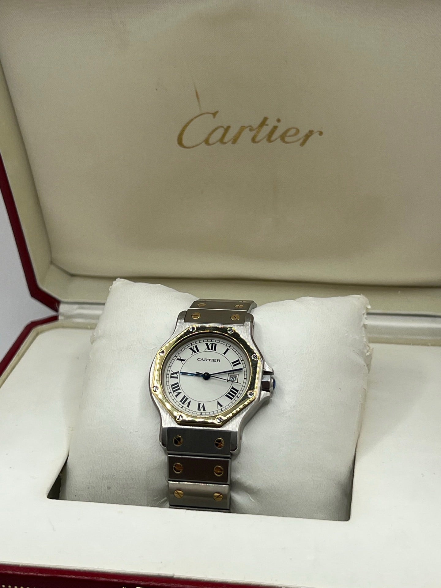 Montre Cartier Santos Octogonale 2966 en acier et or avec mouvement automatique, cadran blanc à chiffres romains et verre saphir. Modèle vintage élégant de 30 mm avec bracelet assorti et fonction date. Pièce d’occasion en très bon état, présentant de légères micro-rayures. Design iconique, idéal pour homme ou unisexe, livré avec coffret d’origine, disponible immédiatement à Paris.