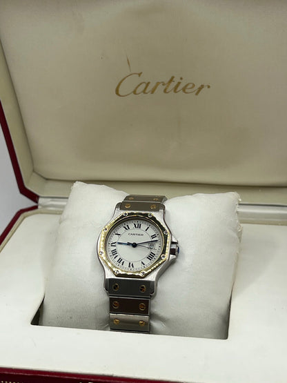 Montre Cartier Santos Octogonale 2966 en acier et or avec mouvement automatique, cadran blanc à chiffres romains et verre saphir. Modèle vintage élégant de 30 mm avec bracelet assorti et fonction date. Pièce d’occasion en très bon état, présentant de légères micro-rayures. Design iconique, idéal pour homme ou unisexe, livré avec coffret d’origine, disponible immédiatement à Paris.