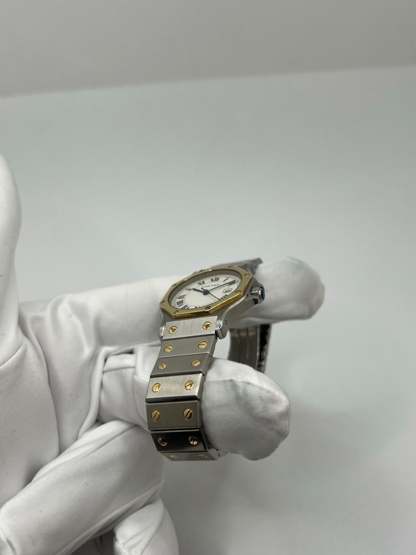 Montre Cartier Santos Octogonale 2966 en acier et or avec mouvement automatique, cadran blanc à chiffres romains et verre saphir. Modèle vintage élégant de 30 mm avec bracelet assorti et fonction date. Pièce d’occasion en très bon état, présentant de légères micro-rayures. Design iconique, idéal pour homme ou unisexe, livré avec coffret d’origine, disponible immédiatement à Paris.