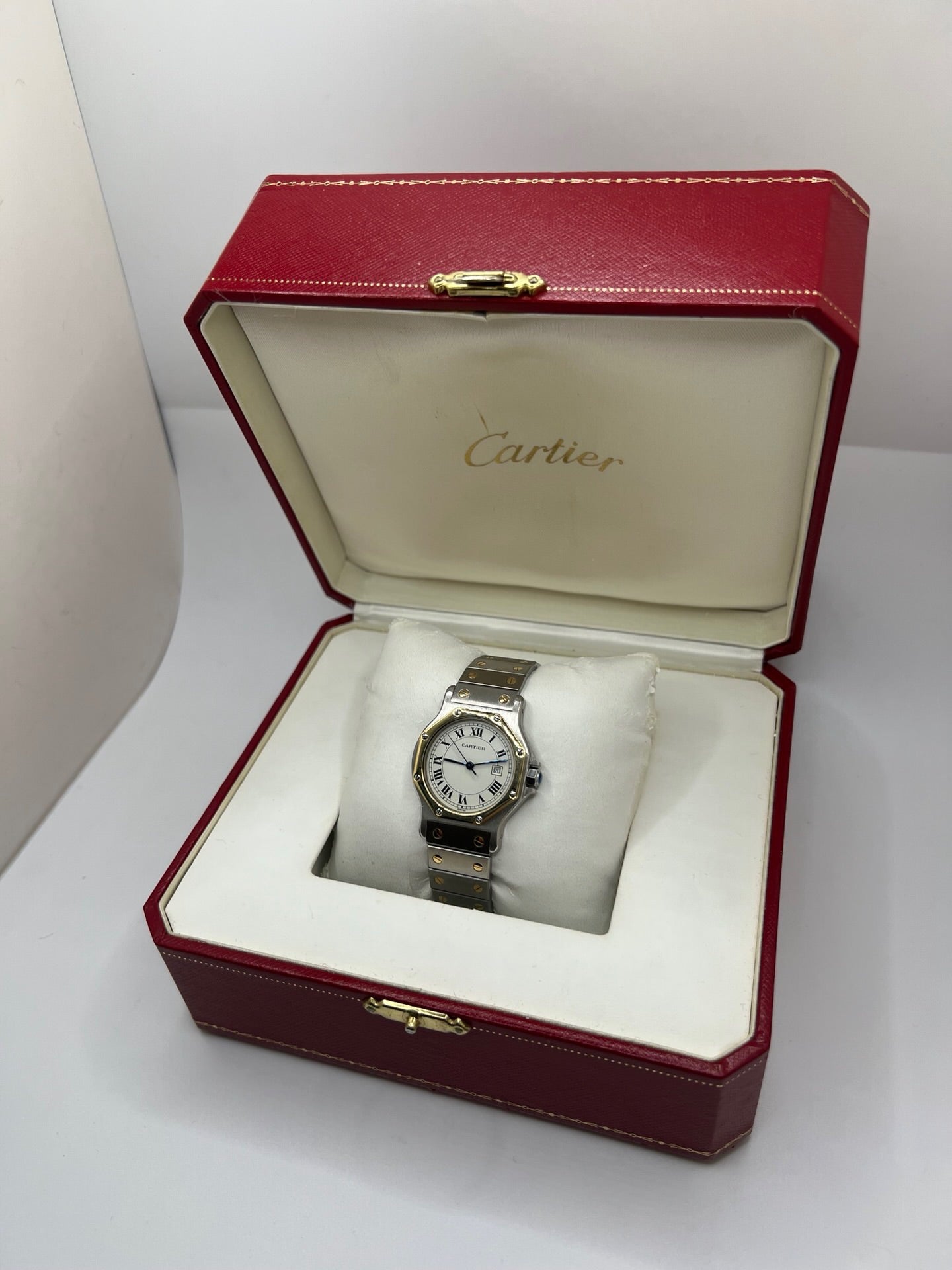 Montre Cartier Santos Octogonale 2966 en acier et or avec mouvement automatique, cadran blanc à chiffres romains et verre saphir. Modèle vintage élégant de 30 mm avec bracelet assorti et fonction date. Pièce d’occasion en très bon état, présentant de légères micro-rayures. Design iconique, idéal pour homme ou unisexe, livré avec coffret d’origine, disponible immédiatement à Paris.