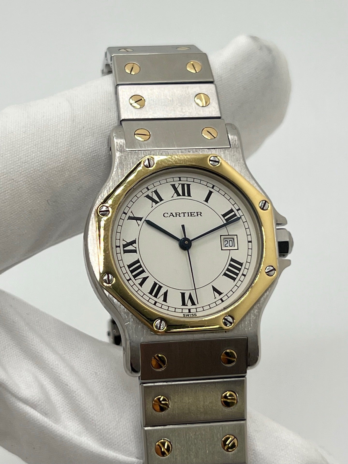 Montre Cartier Santos Octogonale 2966 en acier et or avec mouvement automatique, cadran blanc à chiffres romains et verre saphir. Modèle vintage élégant de 30 mm avec bracelet assorti et fonction date. Pièce d’occasion en très bon état, présentant de légères micro-rayures. Design iconique, idéal pour homme ou unisexe, livré avec coffret d’origine, disponible immédiatement à Paris.