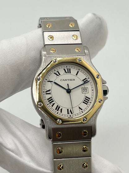 Montre Cartier Santos Octogonale 2966 en acier et or avec mouvement automatique, cadran blanc à chiffres romains et verre saphir. Modèle vintage élégant de 30 mm avec bracelet assorti et fonction date. Pièce d’occasion en très bon état, présentant de légères micro-rayures. Design iconique, idéal pour homme ou unisexe, livré avec coffret d’origine, disponible immédiatement à Paris.