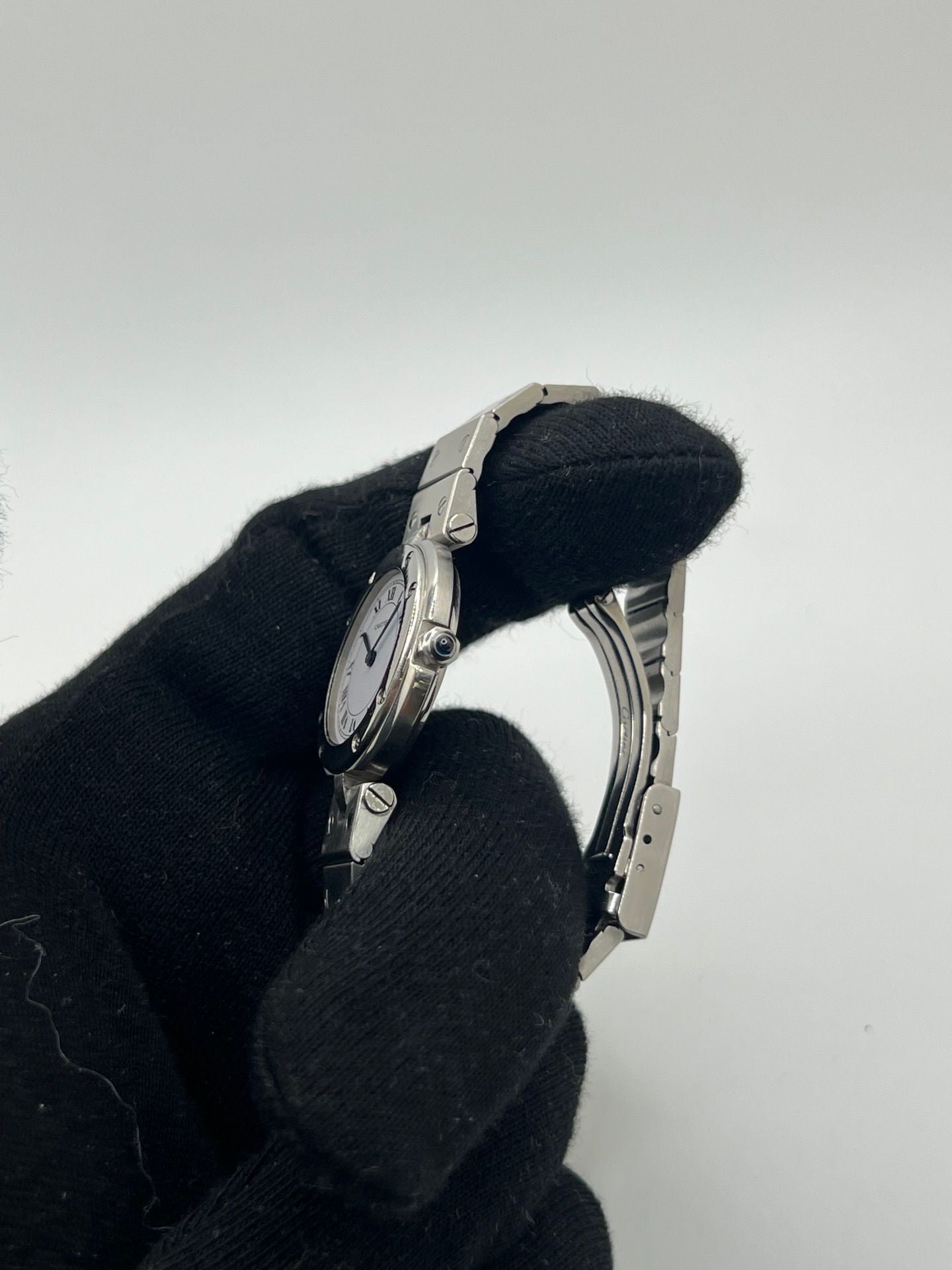 Montre Cartier Santos Vendôme référence 8192 en acier, modèle pour femme avec boîtier rond de 27 mm, cadran blanc à chiffres romains et mouvement quartz. Bracelet acier assorti, boucle à plis et verre saphir. Montre vintage de 1981 en très bon état, livrée avec coffret et papiers d’origine.