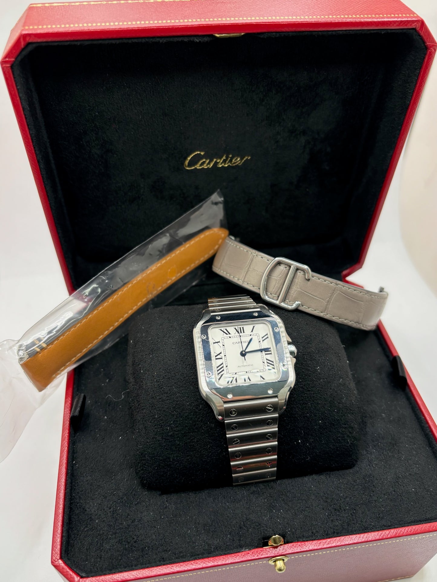 Montre Cartier Santos Medium référence WSSA0010 en acier inoxydable avec mouvement automatique Manufacture Cartier 1847 MC. Ce modèle emblématique présente un boîtier de 35 x 41,9 mm, un cadran blanc à chiffres romains, un verre saphir et un bracelet en acier assorti. Étanche jusqu'à 10 ATM et dotée d'une réserve de marche de 42 heures, cette Cartier Santos de 2019 est proposée d'occasion en très bon état avec son coffret et ses papiers d'origine. Idéale pour homme ou unisexe.
