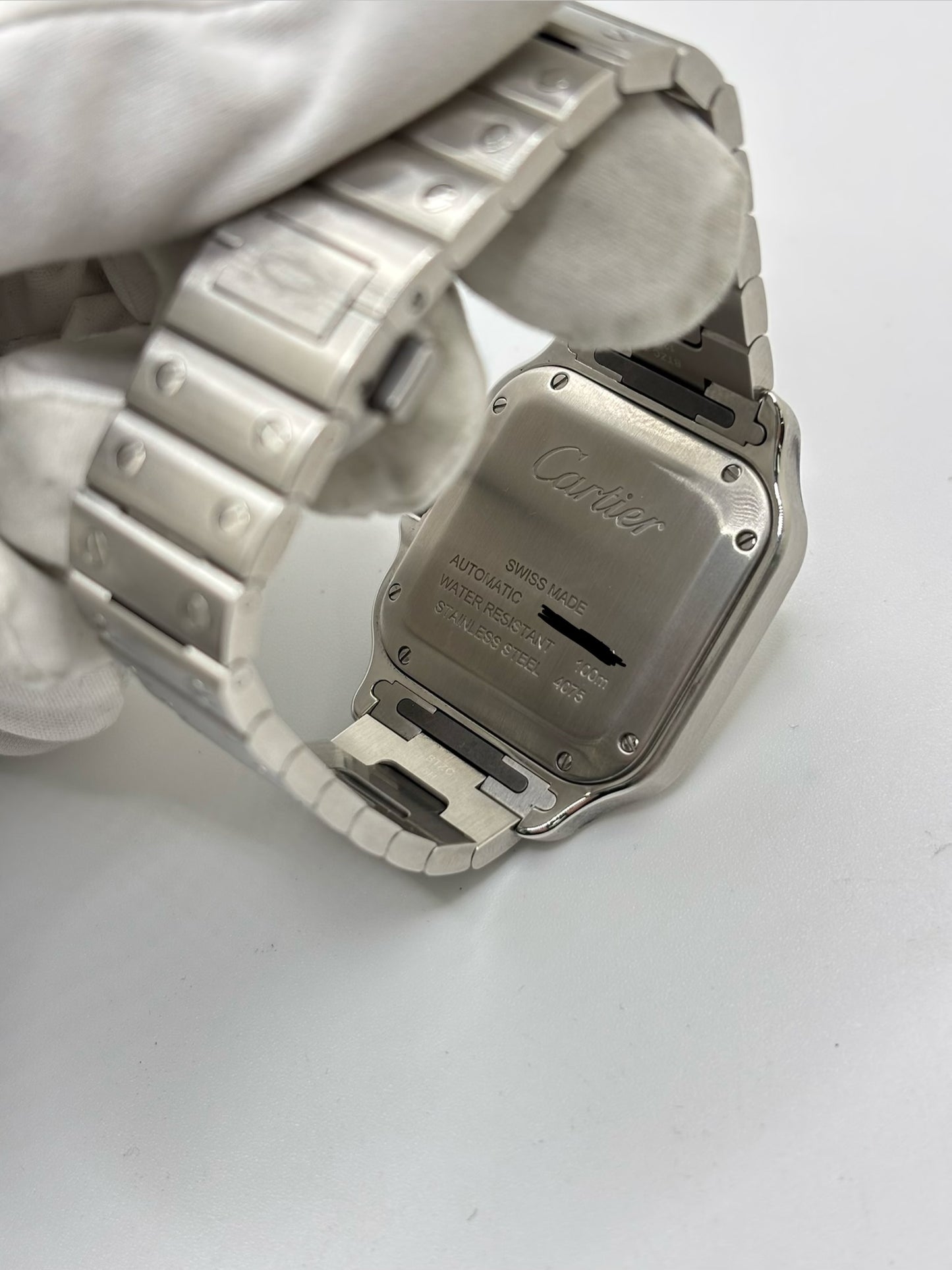 Montre Cartier Santos Medium référence WSSA0010 en acier inoxydable avec mouvement automatique Manufacture Cartier 1847 MC. Ce modèle emblématique présente un boîtier de 35 x 41,9 mm, un cadran blanc à chiffres romains, un verre saphir et un bracelet en acier assorti. Étanche jusqu'à 10 ATM et dotée d'une réserve de marche de 42 heures, cette Cartier Santos de 2019 est proposée d'occasion en très bon état avec son coffret et ses papiers d'origine. Idéale pour homme ou unisexe.
