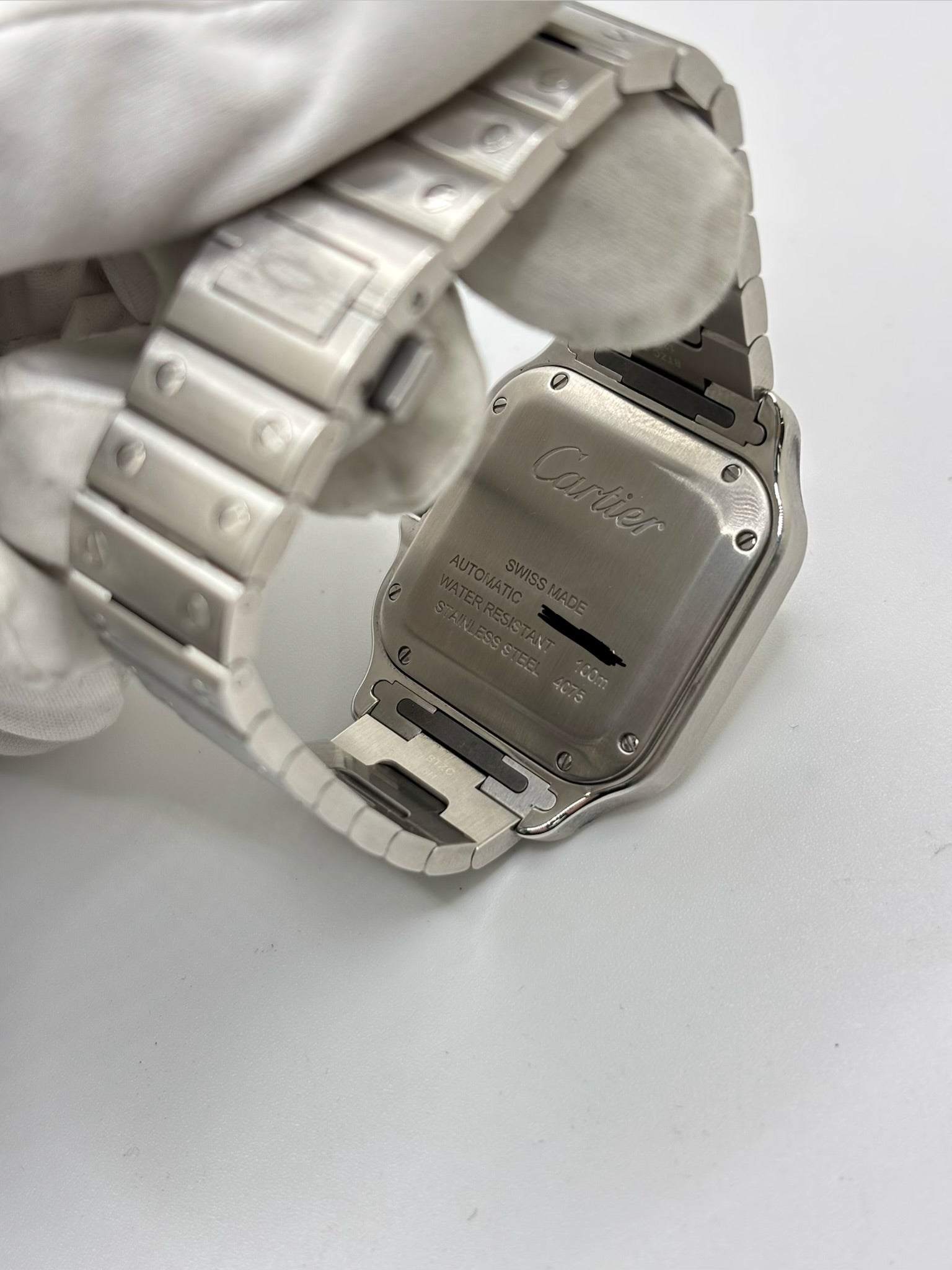 Montre Cartier Santos Medium référence WSSA0010 en acier inoxydable avec mouvement automatique Manufacture Cartier 1847 MC. Ce modèle emblématique présente un boîtier de 35 x 41,9 mm, un cadran blanc à chiffres romains, un verre saphir et un bracelet en acier assorti. Étanche jusqu'à 10 ATM et dotée d'une réserve de marche de 42 heures, cette Cartier Santos de 2019 est proposée d'occasion en très bon état avec son coffret et ses papiers d'origine. Idéale pour homme ou unisexe.
