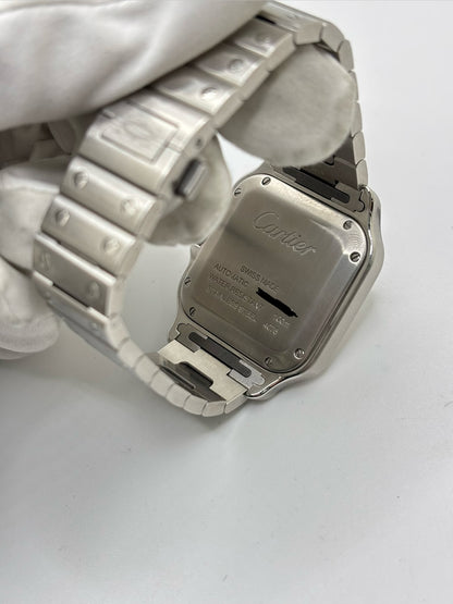 Montre Cartier Santos Medium référence WSSA0010 en acier inoxydable avec mouvement automatique Manufacture Cartier 1847 MC. Ce modèle emblématique présente un boîtier de 35 x 41,9 mm, un cadran blanc à chiffres romains, un verre saphir et un bracelet en acier assorti. Étanche jusqu'à 10 ATM et dotée d'une réserve de marche de 42 heures, cette Cartier Santos de 2019 est proposée d'occasion en très bon état avec son coffret et ses papiers d'origine. Idéale pour homme ou unisexe.
