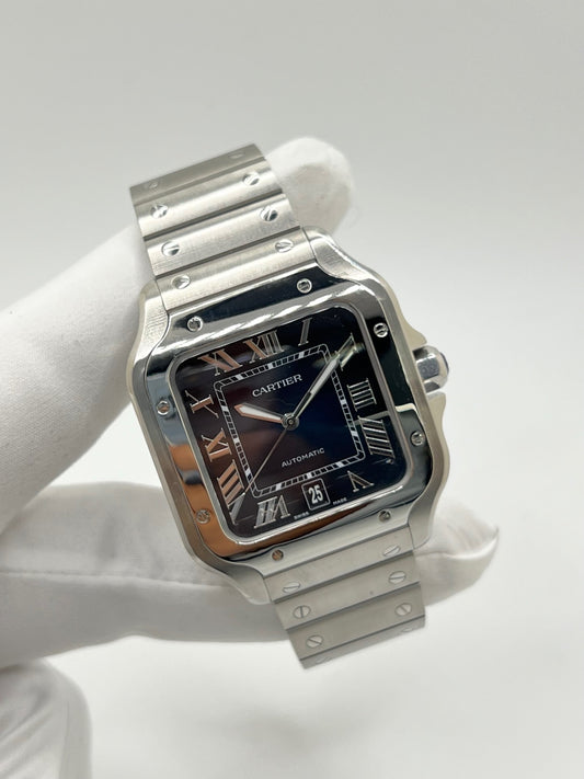 Montre Cartier Santos WSSA0030 en acier avec boîtier carré de 39,8 x 40 mm, cadran bleu à chiffres romains et aiguilles luminescentes. Modèle automatique équipé du calibre 1847 MC avec fonction date et verre saphir. Bracelet acier avec boucle déployante assurant confort et élégance. Montre de luxe sportive et iconique, idéale pour un usage quotidien ou une collection horlogère raffinée. Pièce d’occasion en très bon état, révisée, avec coffret et papiers d’origine.