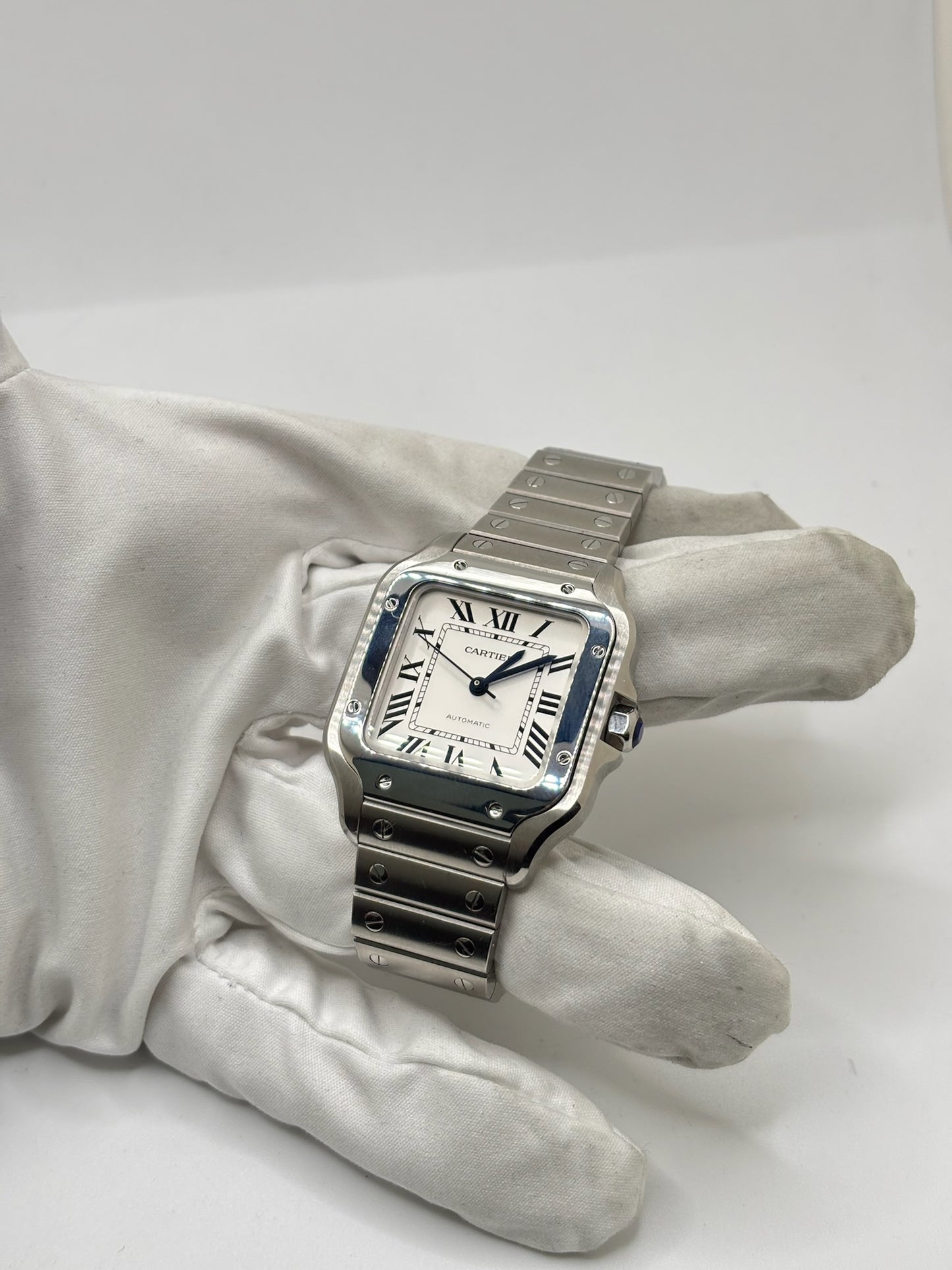 Montre Cartier Santos Medium référence WSSA0010 en acier inoxydable avec mouvement automatique Manufacture Cartier 1847 MC. Ce modèle emblématique présente un boîtier de 35 x 41,9 mm, un cadran blanc à chiffres romains, un verre saphir et un bracelet en acier assorti. Étanche jusqu'à 10 ATM et dotée d'une réserve de marche de 42 heures, cette Cartier Santos de 2019 est proposée d'occasion en très bon état avec son coffret et ses papiers d'origine. Idéale pour homme ou unisexe.
