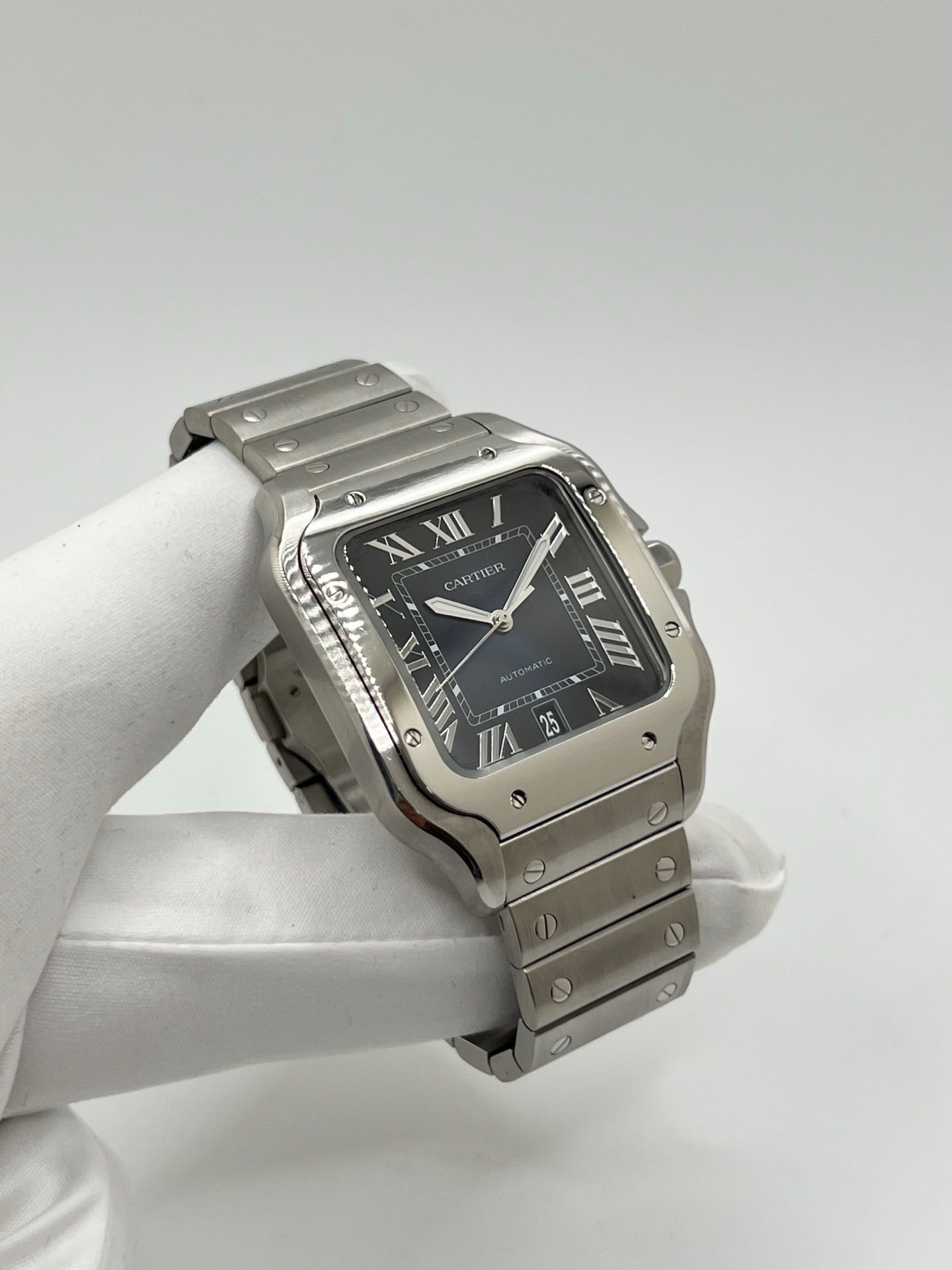 Montre Cartier Santos WSSA0030 en acier avec boîtier carré de 39,8 x 40 mm, cadran bleu à chiffres romains et aiguilles luminescentes. Modèle automatique équipé du calibre 1847 MC avec fonction date et verre saphir. Bracelet acier avec boucle déployante assurant confort et élégance. Montre de luxe sportive et iconique, idéale pour un usage quotidien ou une collection horlogère raffinée. Pièce d’occasion en très bon état, révisée, avec coffret et papiers d’origine.