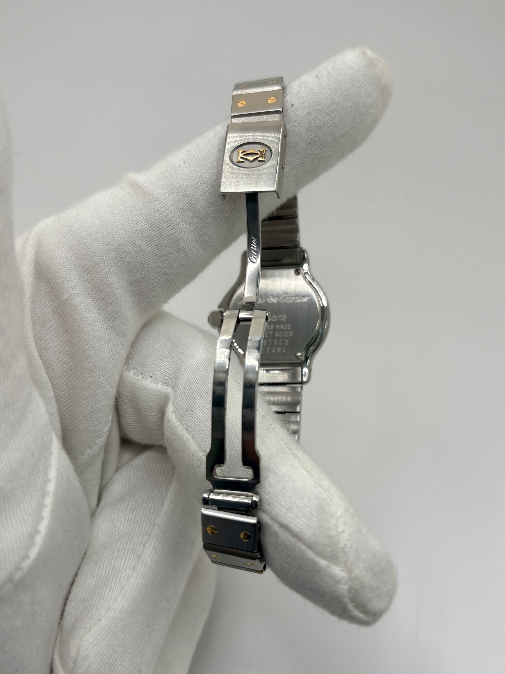 Montre Cartier Santos référence 187903 en or et acier avec boîtier de 24 x 31 mm, d'année inconnue et animée par un mouvement à quartz d'exception comptant 7 pierres. Son cadran blanc avec dateur est protégé par un verre saphir et complété par un bracelet en or et acier avec boucle pliante. Cette montre Cartier pour femme d'occasion est en très bon état, révisée en interne et livrée avec son coffret d'origine. Une pièce de luxe iconique disponible à Paris.