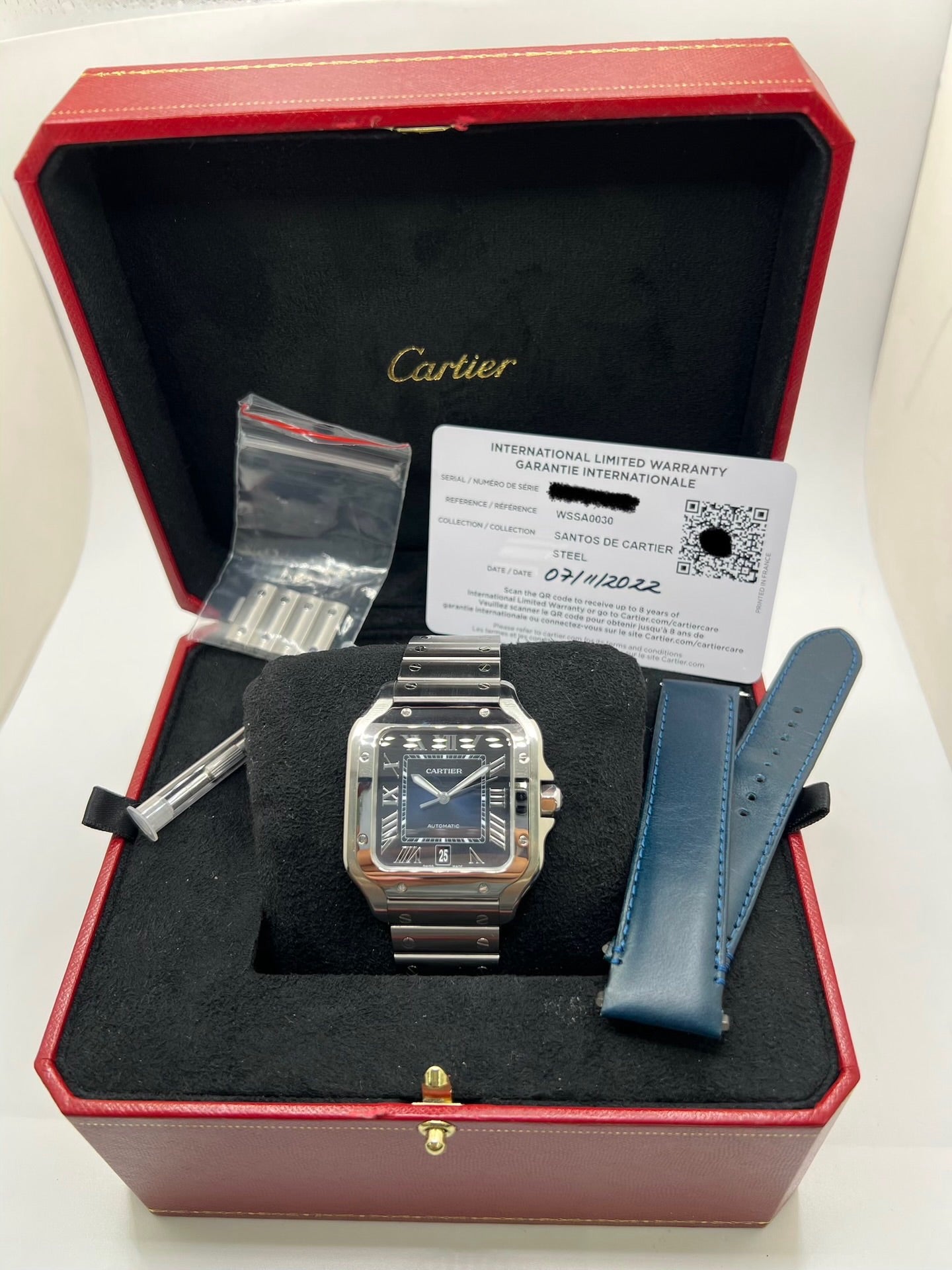 Montre Cartier Santos WSSA0030 en acier avec boîtier carré de 39,8 x 40 mm, cadran bleu à chiffres romains et aiguilles luminescentes. Modèle automatique équipé du calibre 1847 MC avec fonction date et verre saphir. Bracelet acier avec boucle déployante assurant confort et élégance. Montre de luxe sportive et iconique, idéale pour un usage quotidien ou une collection horlogère raffinée. Pièce d’occasion en très bon état, révisée, avec coffret et papiers d’origine.