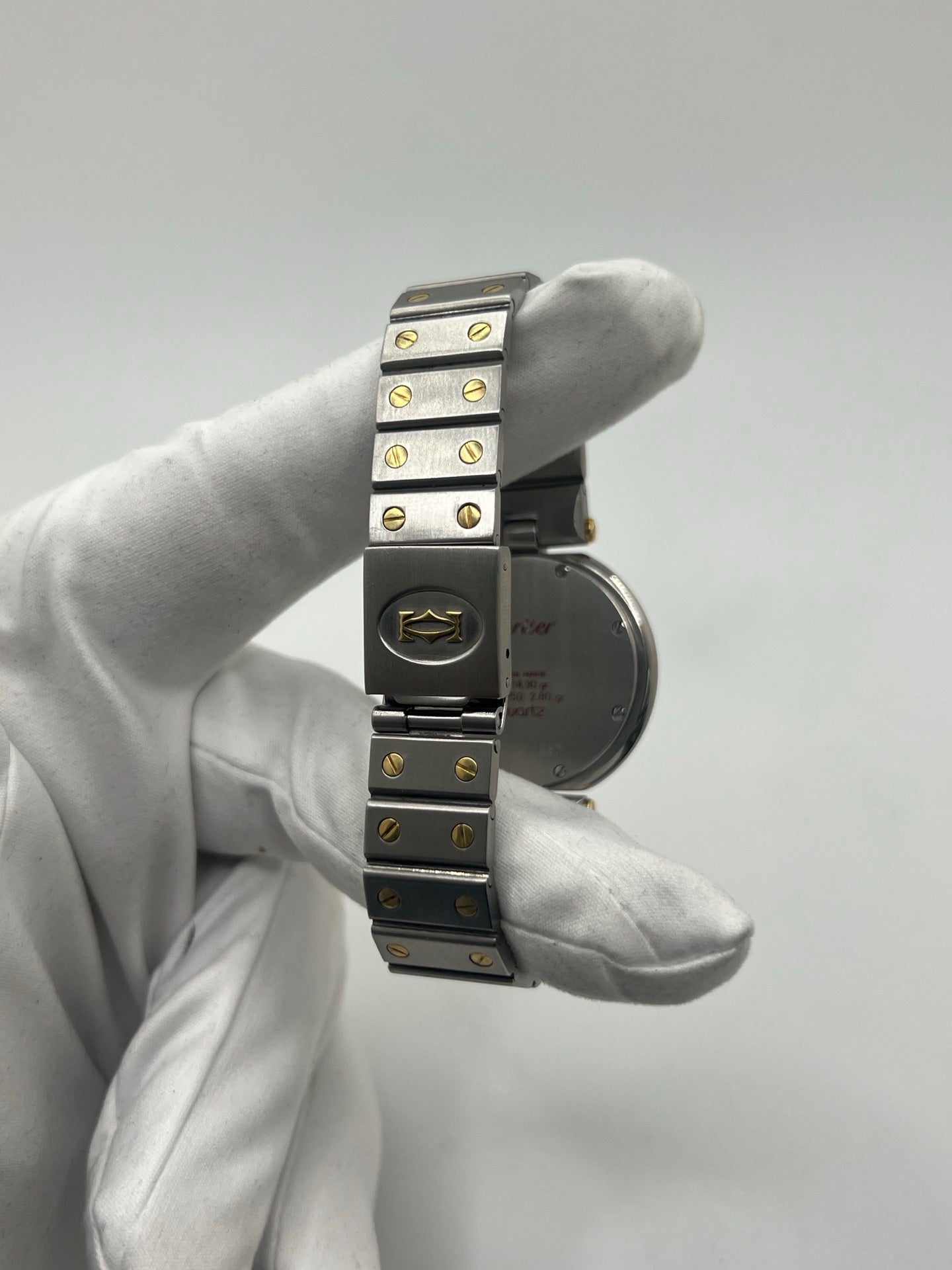 Montre Cartier Santos Ronde d'occasion en très bon état, boîtier or/acier de 33 mm avec lunette en or jaune et cadran blanc à chiffres romains. Mouvement quartz précis, verre saphir résistant aux rayures. Bracelet assorti or/acier avec boucle du même matériau. Livrée avec coffret d’origine, sans papiers. Parfaite pour collectionneurs ou amateurs de montres élégantes, disponible en stock à Paris, prix négociable