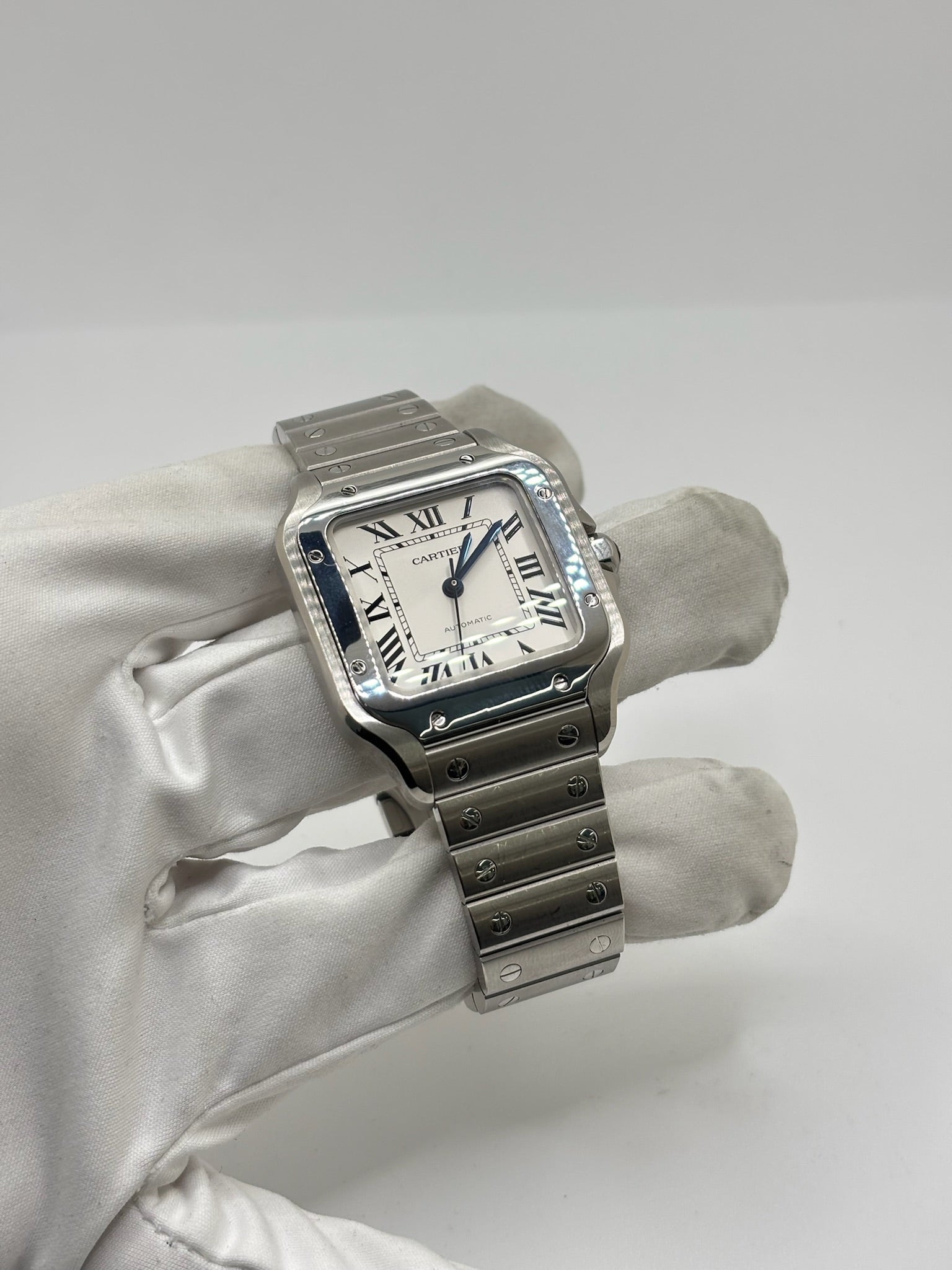 Montre Cartier Santos Medium référence WSSA0010 en acier inoxydable avec mouvement automatique Manufacture Cartier 1847 MC. Ce modèle emblématique présente un boîtier de 35 x 41,9 mm, un cadran blanc à chiffres romains, un verre saphir et un bracelet en acier assorti. Étanche jusqu'à 10 ATM et dotée d'une réserve de marche de 42 heures, cette Cartier Santos de 2019 est proposée d'occasion en très bon état avec son coffret et ses papiers d'origine. Idéale pour homme ou unisexe.
