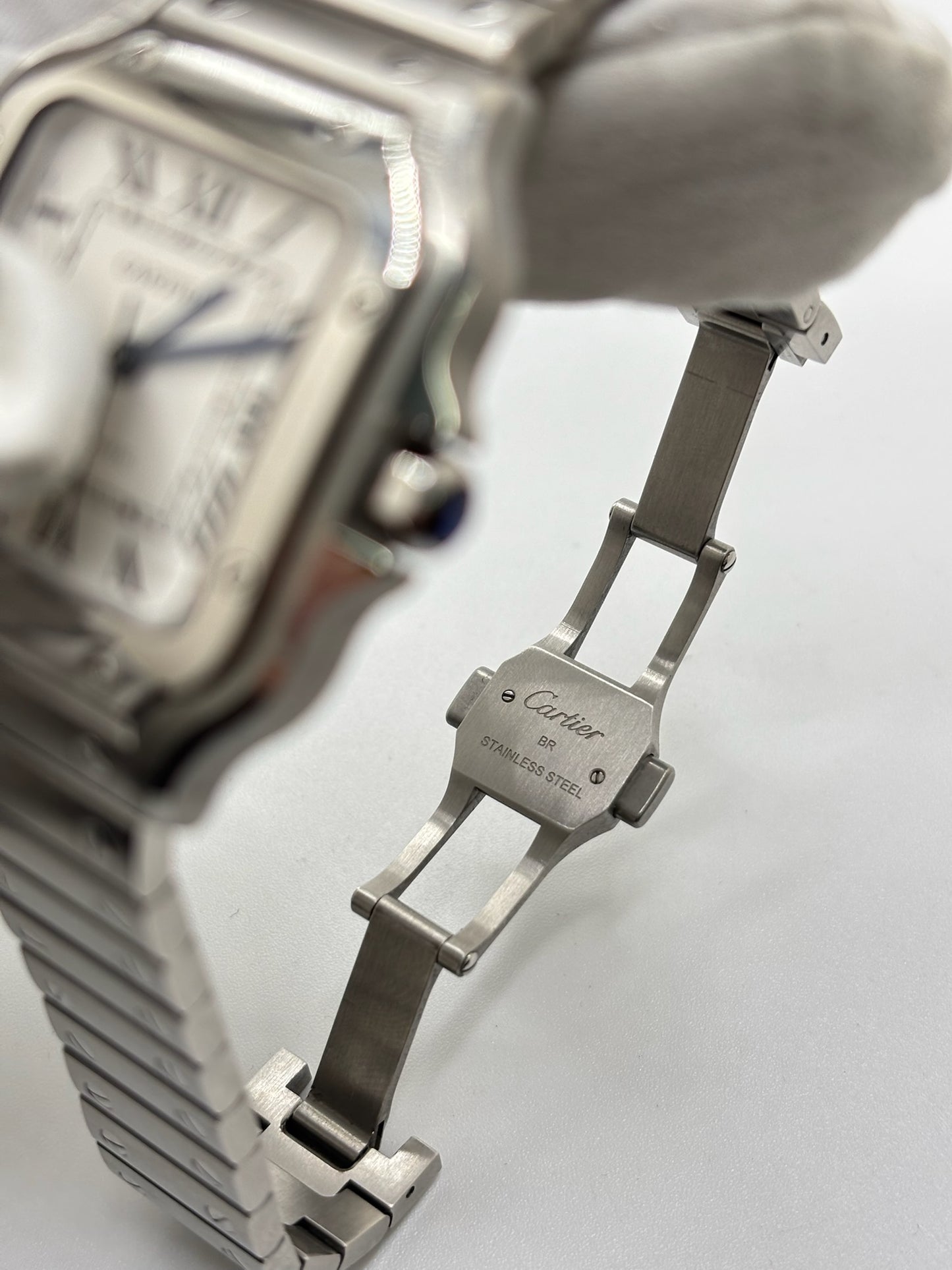 Montre Cartier Santos Medium référence WSSA0010 en acier inoxydable avec mouvement automatique Manufacture Cartier 1847 MC. Ce modèle emblématique présente un boîtier de 35 x 41,9 mm, un cadran blanc à chiffres romains, un verre saphir et un bracelet en acier assorti. Étanche jusqu'à 10 ATM et dotée d'une réserve de marche de 42 heures, cette Cartier Santos de 2019 est proposée d'occasion en très bon état avec son coffret et ses papiers d'origine. Idéale pour homme ou unisexe.
