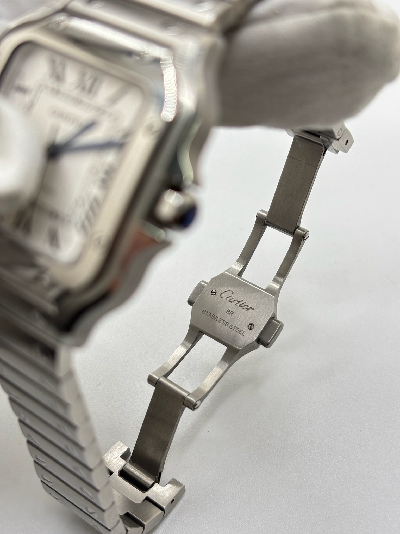 Montre Cartier Santos Medium référence WSSA0010 en acier inoxydable avec mouvement automatique Manufacture Cartier 1847 MC. Ce modèle emblématique présente un boîtier de 35 x 41,9 mm, un cadran blanc à chiffres romains, un verre saphir et un bracelet en acier assorti. Étanche jusqu'à 10 ATM et dotée d'une réserve de marche de 42 heures, cette Cartier Santos de 2019 est proposée d'occasion en très bon état avec son coffret et ses papiers d'origine. Idéale pour homme ou unisexe.
