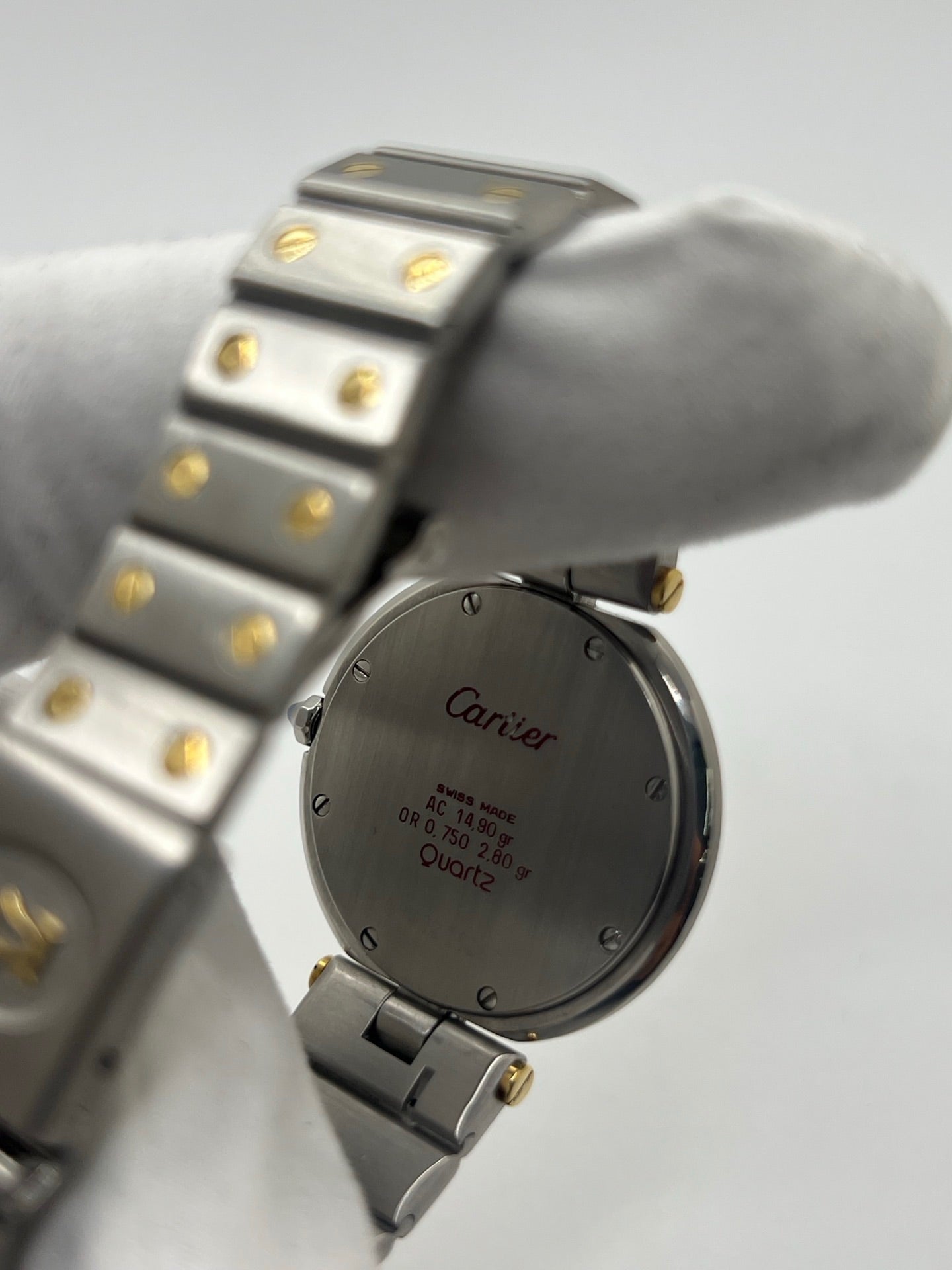 Montre Cartier Santos Ronde d'occasion en très bon état, boîtier or/acier de 33 mm avec lunette en or jaune et cadran blanc à chiffres romains. Mouvement quartz précis, verre saphir résistant aux rayures. Bracelet assorti or/acier avec boucle du même matériau. Livrée avec coffret d’origine, sans papiers. Parfaite pour collectionneurs ou amateurs de montres élégantes, disponible en stock à Paris, prix négociable