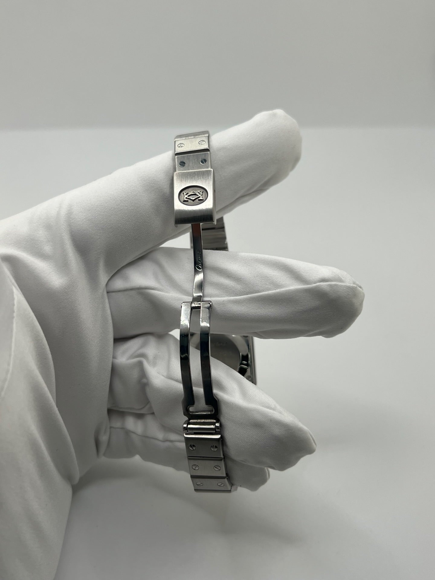 Montre Cartier Santos Lady en acier pour femme, modèle vintage à remontage automatique avec cadran blanc à chiffres romains, boîtier rectangulaire 24 x 35 mm, verre saphir et bracelet acier. Cette montre d’occasion en très bon état présente de légères traces d’usure discrètes. Livrée avec son coffret d’origine, sans papiers, cette Cartier Santos Lady allie élégance intemporelle, raffinement horloger et style iconique pour une collection de montres de luxe femme.