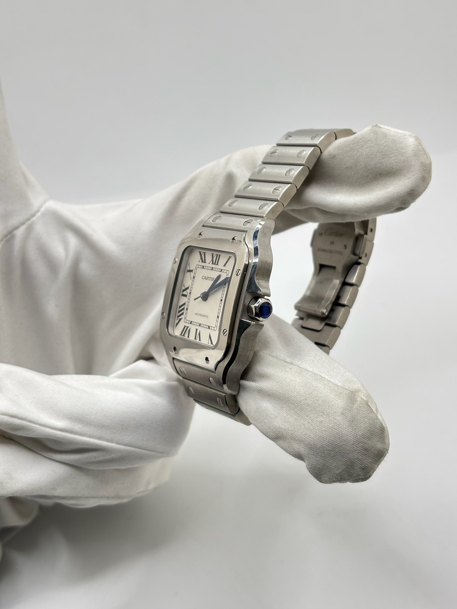 Montre Cartier Santos Medium référence WSSA0010 en acier inoxydable avec mouvement automatique Manufacture Cartier 1847 MC. Ce modèle emblématique présente un boîtier de 35 x 41,9 mm, un cadran blanc à chiffres romains, un verre saphir et un bracelet en acier assorti. Étanche jusqu'à 10 ATM et dotée d'une réserve de marche de 42 heures, cette Cartier Santos de 2019 est proposée d'occasion en très bon état avec son coffret et ses papiers d'origine. Idéale pour homme ou unisexe.
