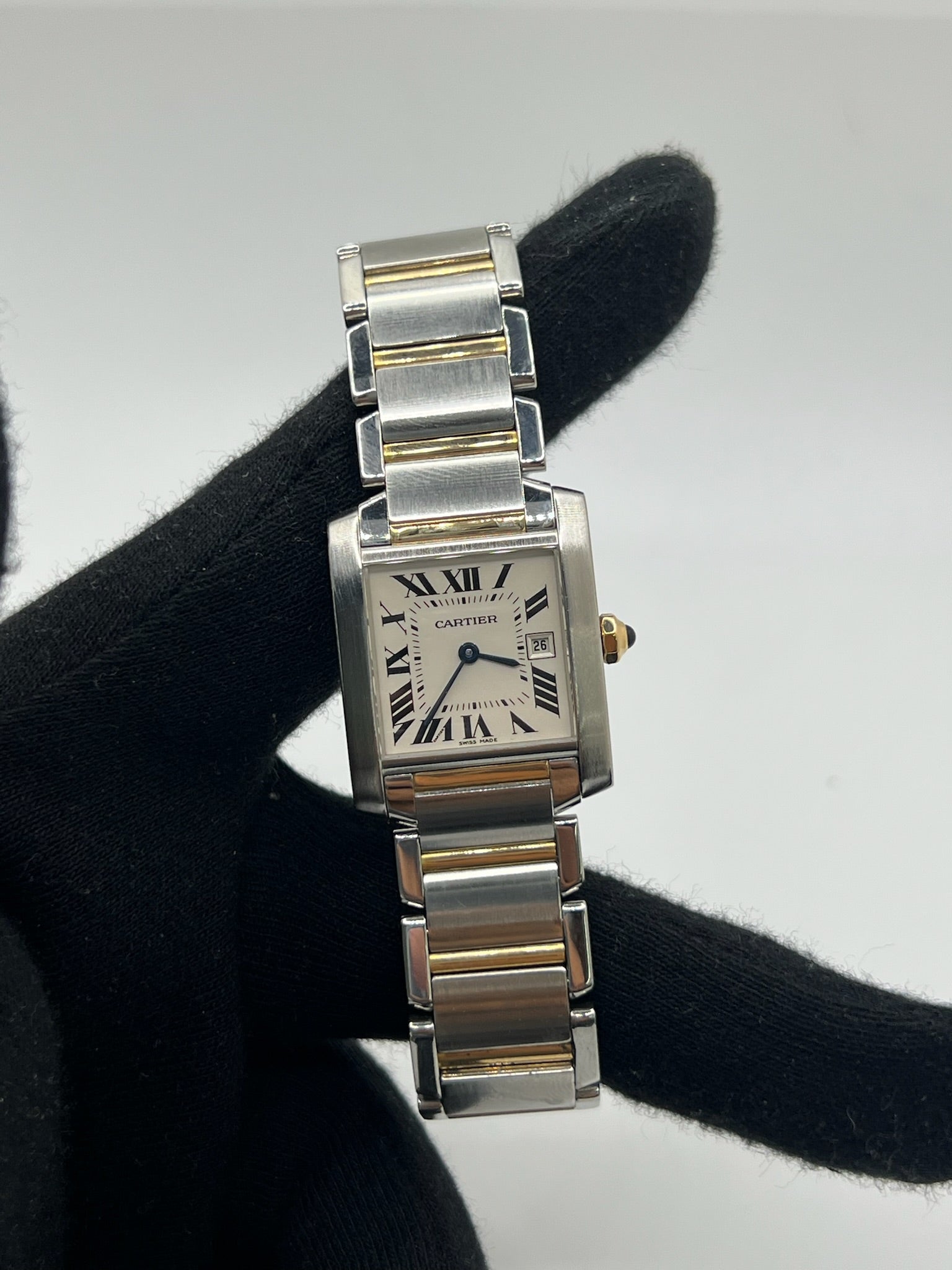 Découvrez la Cartier Tank Française, une montre femme emblématique alliant raffinement et modernité. Ce modèle en or et acier, au design intemporel, est équipé d’un mouvement quartz fiable et d’un cadran blanc aux chiffres romains. Son bracelet acier et sa boucle double plis assurent confort et élégance. Un garde-temps de luxe en très bon état, parfait pour les passionnées de la maison Cartier.