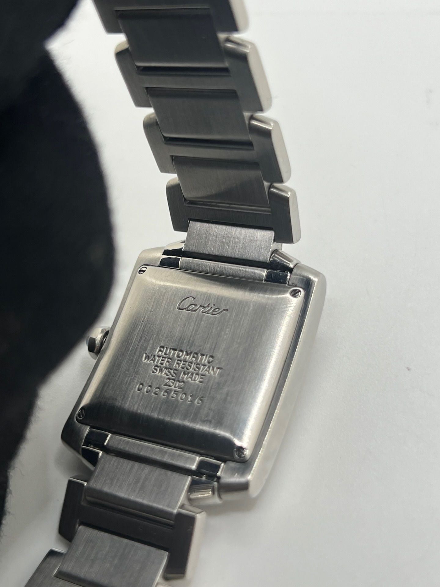 Montre Cartier Tank Française pour homme/unisexe en acier avec mouvement automatique Cartier 120. Boîtier 28x32 mm, cadran blanc à chiffres romains, verre saphir, étanchéité 3 ATM. Bracelet acier avec boucle double plis. Fonction date. État d’occasion bon, livré avec coffret d’origine, idéal pour collection ou usage quotidien élégant.
