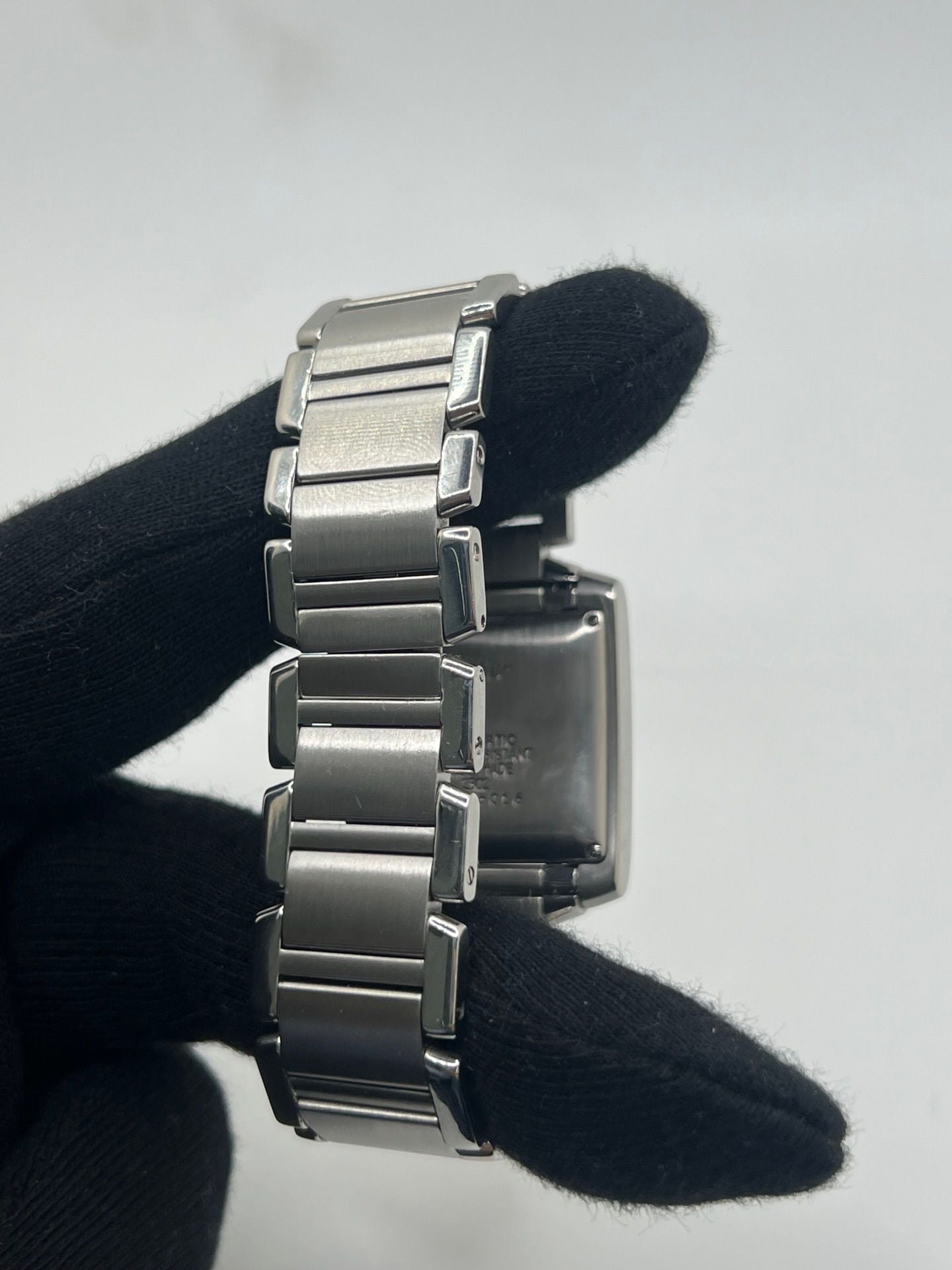 Montre Cartier Tank Française pour homme/unisexe en acier avec mouvement automatique Cartier 120. Boîtier 28x32 mm, cadran blanc à chiffres romains, verre saphir, étanchéité 3 ATM. Bracelet acier avec boucle double plis. Fonction date. État d’occasion bon, livré avec coffret d’origine, idéal pour collection ou usage quotidien élégant.