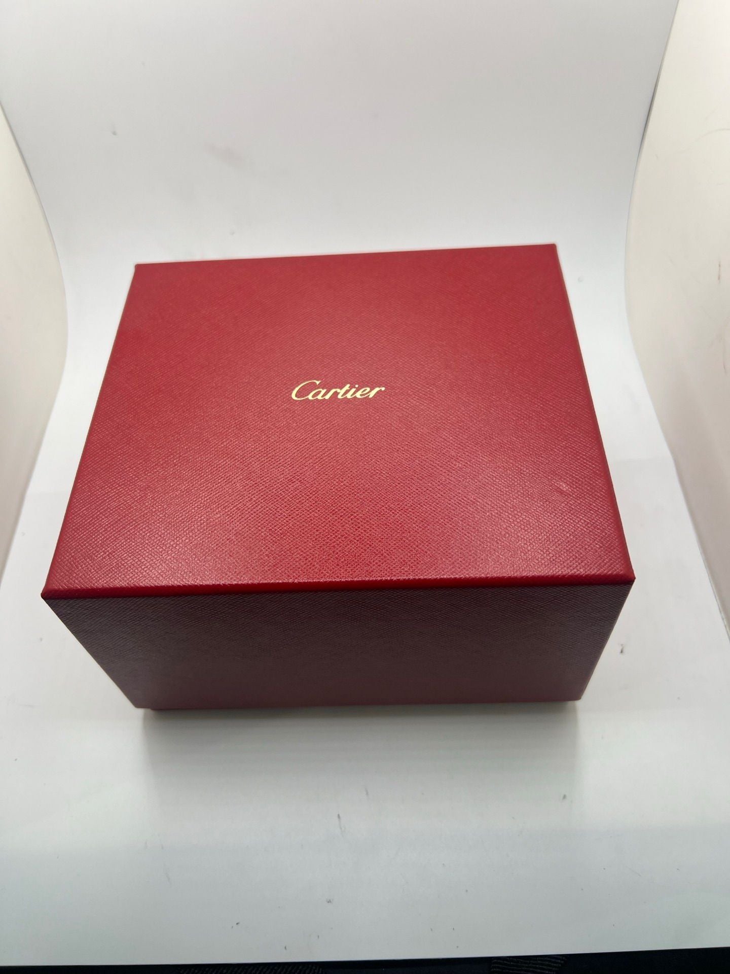 Montre Cartier Tank Française pour homme/unisexe en acier avec mouvement automatique Cartier 120. Boîtier 28x32 mm, cadran blanc à chiffres romains, verre saphir, étanchéité 3 ATM. Bracelet acier avec boucle double plis. Fonction date. État d’occasion bon, livré avec coffret d’origine, idéal pour collection ou usage quotidien élégant.