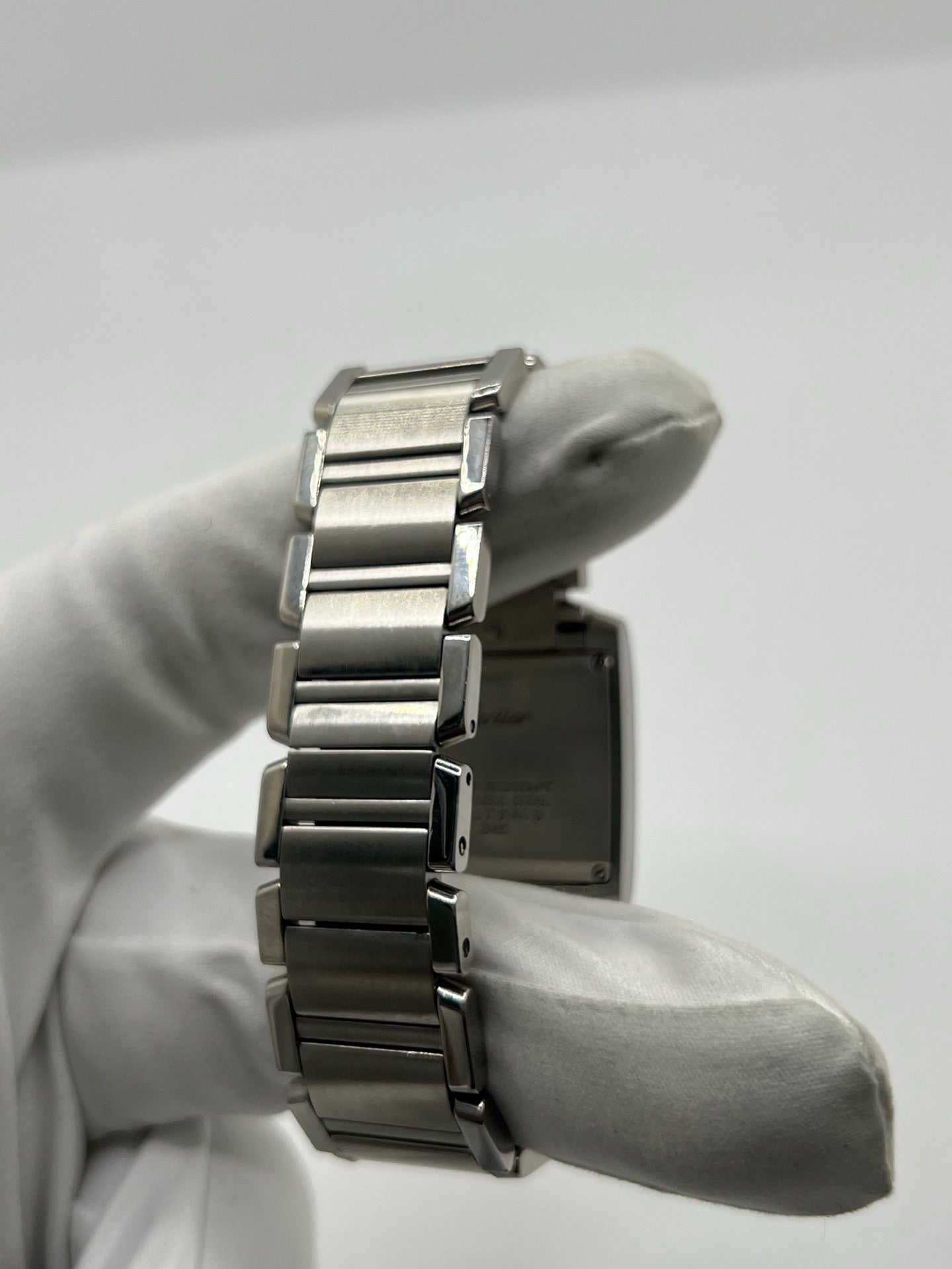 Montre Cartier Tank Française 2465 pour femme en acier, dotée d’un mouvement quartz et d’un cadran blanc à chiffres romains. Ce modèle iconique présente un boîtier de 25 x 30 mm, un bracelet en acier avec boucle double plis, ainsi qu’un verre saphir. Montre de luxe d’occasion en très bon état, avec de légères traces d’usure discrètes. Livrée avec son coffret d’origine, sans papiers, révisée en interne en mars 2026.