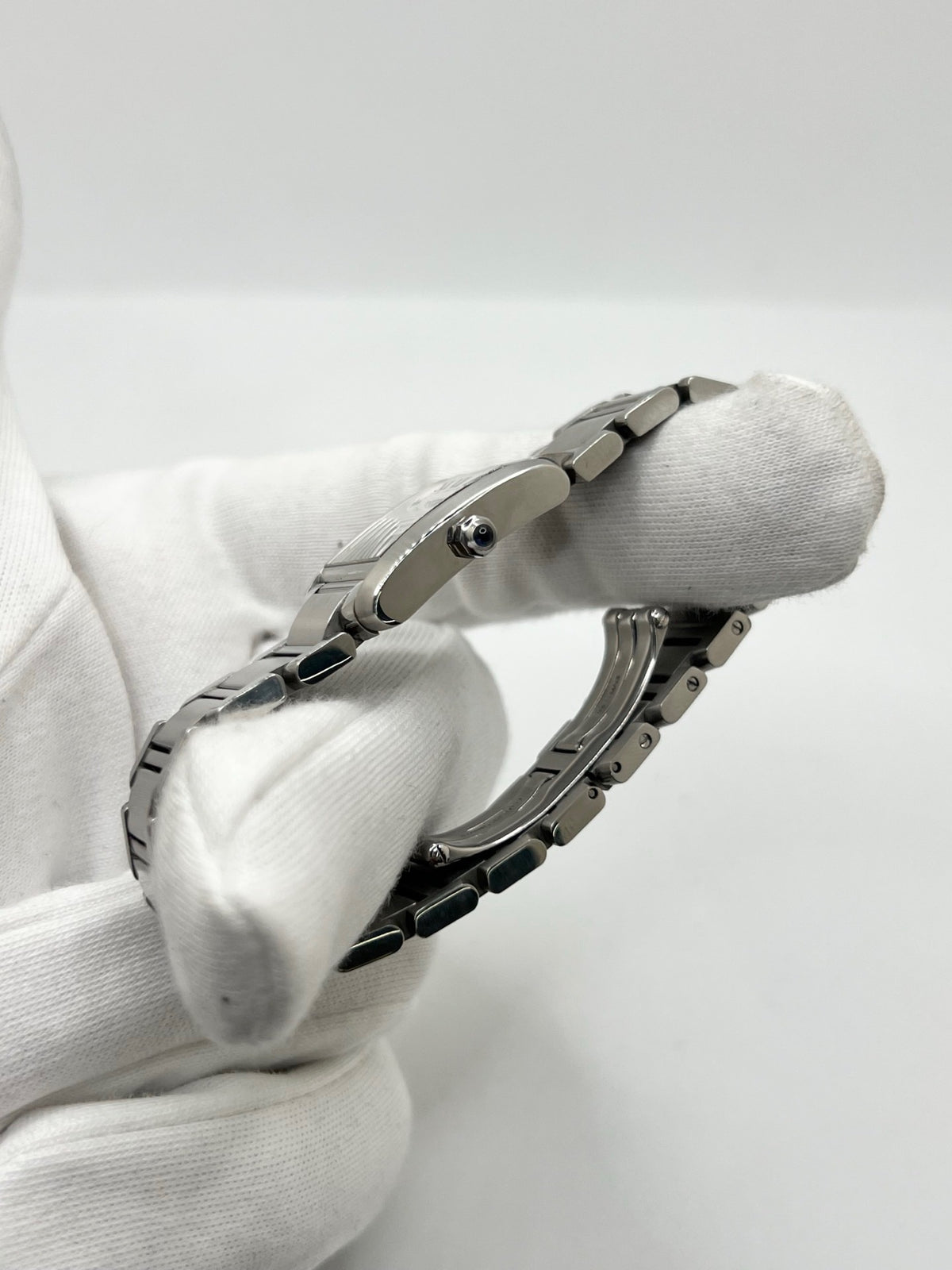 Montre Cartier Tank Française 2384 pour femme, dotée d’un mouvement à quartz et d’un boîtier rectangulaire en acier de 20 × 25 mm. Son cadran blanc est protégé par un verre saphir, tandis que son bracelet en acier avec boucle déployante double apporte une finition élégante et raffinée. D’une hauteur de 6 mm et étanche à 3 ATM, cette Cartier Tank Française incarne le style intemporel de la Maison. Modèle en très bon état, vendu avec son coffret d’origine.