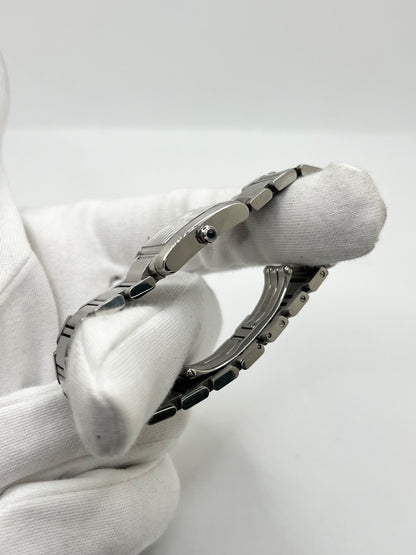 Montre Cartier Tank Française 2384 pour femme, dotée d’un mouvement à quartz et d’un boîtier rectangulaire en acier de 20 × 25 mm. Son cadran blanc est protégé par un verre saphir, tandis que son bracelet en acier avec boucle déployante double apporte une finition élégante et raffinée. D’une hauteur de 6 mm et étanche à 3 ATM, cette Cartier Tank Française incarne le style intemporel de la Maison. Modèle en très bon état, vendu avec son coffret d’origine.