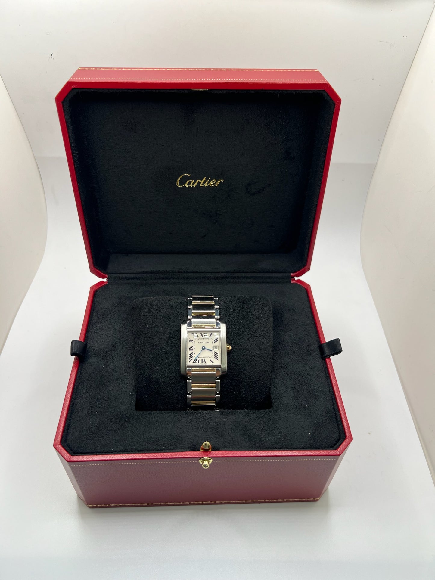 Découvrez la Cartier Tank Française, une montre femme emblématique alliant raffinement et modernité. Ce modèle en or et acier, au design intemporel, est équipé d’un mouvement quartz fiable et d’un cadran blanc aux chiffres romains. Son bracelet acier et sa boucle double plis assurent confort et élégance. Un garde-temps de luxe en très bon état, parfait pour les passionnées de la maison Cartier.