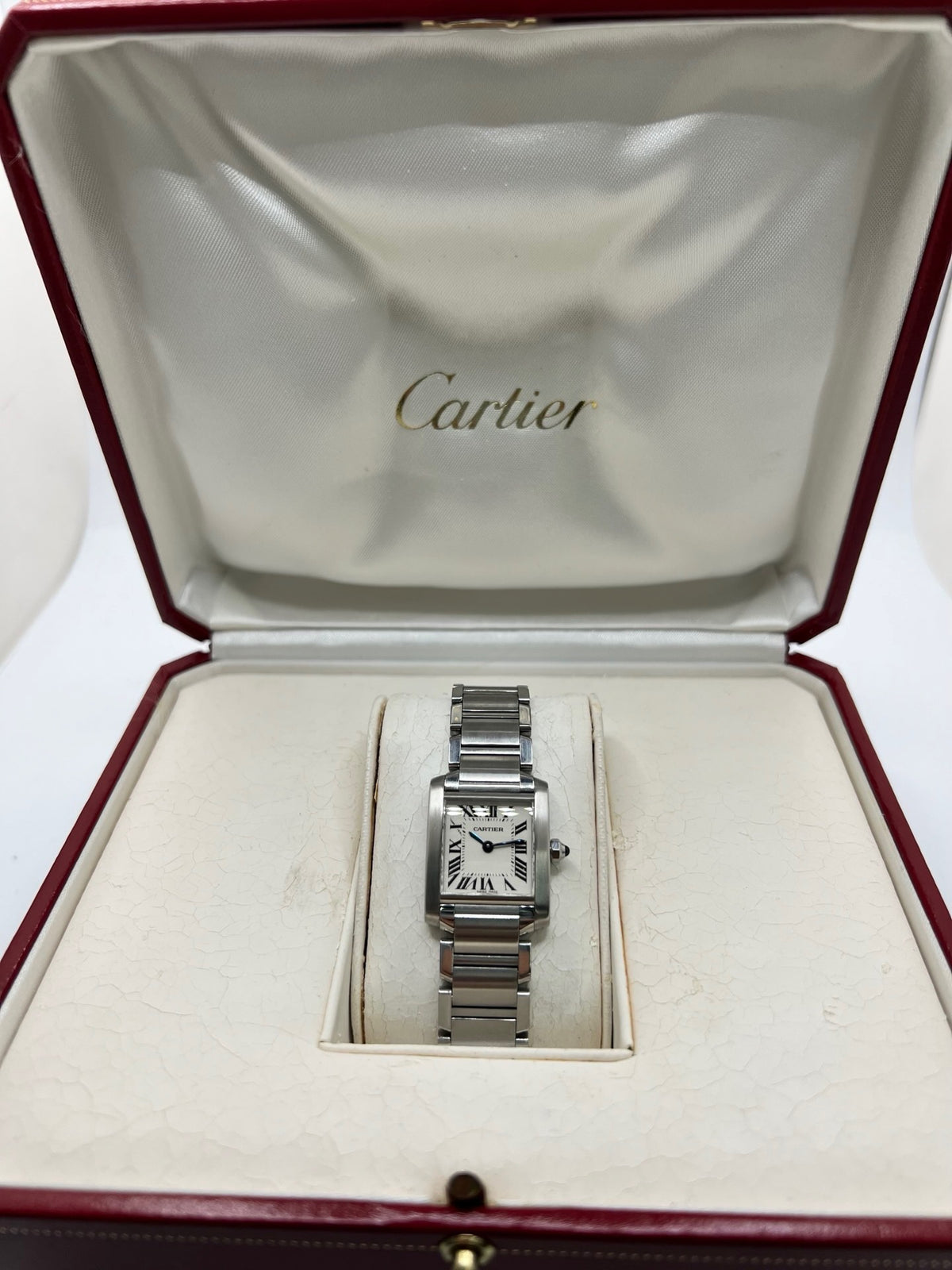 Montre Cartier Tank Française 2384 pour femme, dotée d’un mouvement à quartz et d’un boîtier rectangulaire en acier de 20 × 25 mm. Son cadran blanc est protégé par un verre saphir, tandis que son bracelet en acier avec boucle déployante double apporte une finition élégante et raffinée. D’une hauteur de 6 mm et étanche à 3 ATM, cette Cartier Tank Française incarne le style intemporel de la Maison. Modèle en très bon état, vendu avec son coffret d’origine.