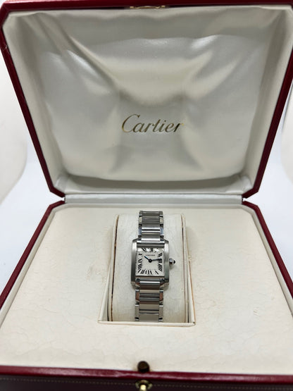 Montre Cartier Tank Française 2384 pour femme, dotée d’un mouvement à quartz et d’un boîtier rectangulaire en acier de 20 × 25 mm. Son cadran blanc est protégé par un verre saphir, tandis que son bracelet en acier avec boucle déployante double apporte une finition élégante et raffinée. D’une hauteur de 6 mm et étanche à 3 ATM, cette Cartier Tank Française incarne le style intemporel de la Maison. Modèle en très bon état, vendu avec son coffret d’origine.