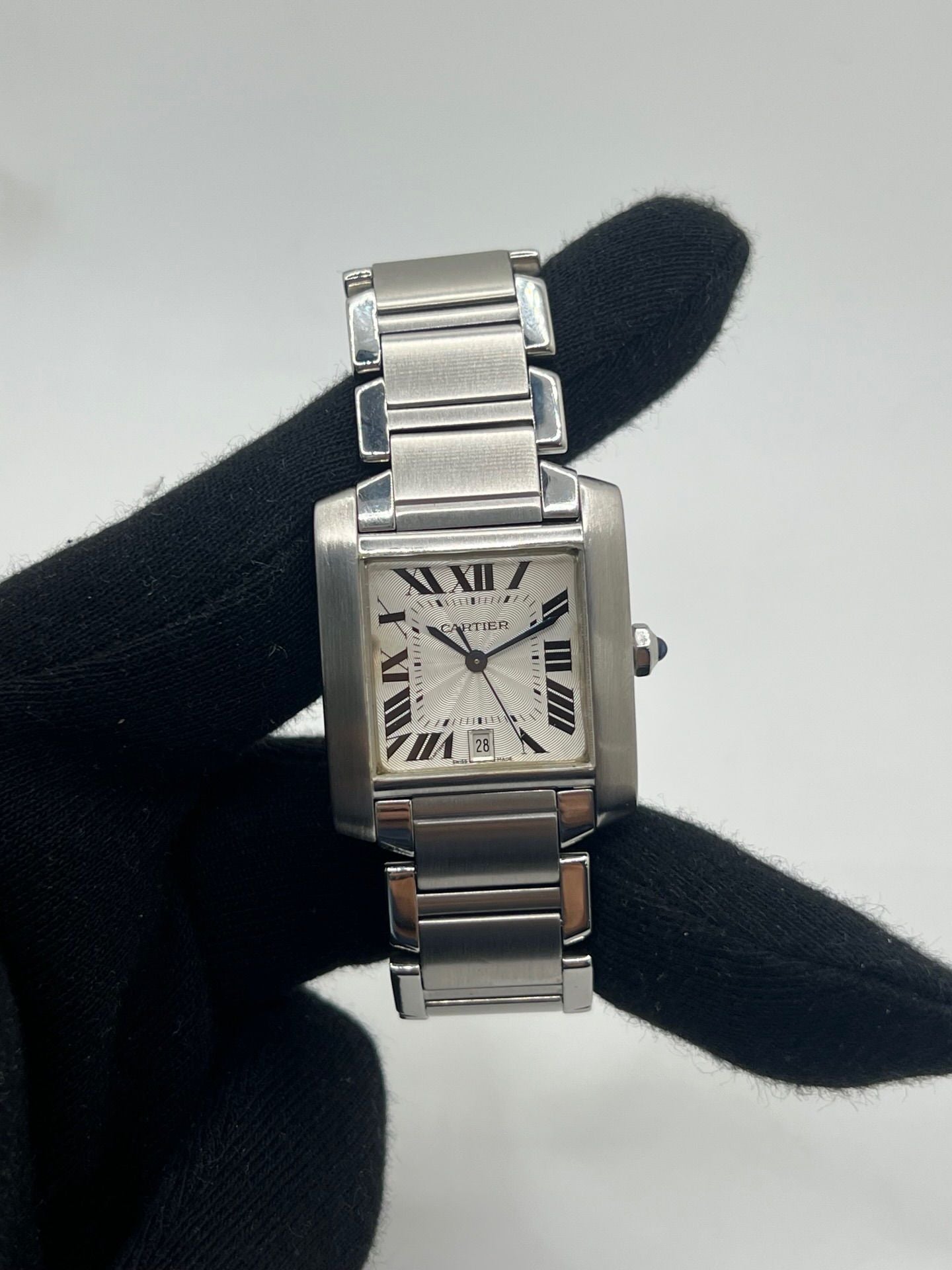 Montre Cartier Tank Française pour homme/unisexe en acier avec mouvement automatique Cartier 120. Boîtier 28x32 mm, cadran blanc à chiffres romains, verre saphir, étanchéité 3 ATM. Bracelet acier avec boucle double plis. Fonction date. État d’occasion bon, livré avec coffret d’origine, idéal pour collection ou usage quotidien élégant.