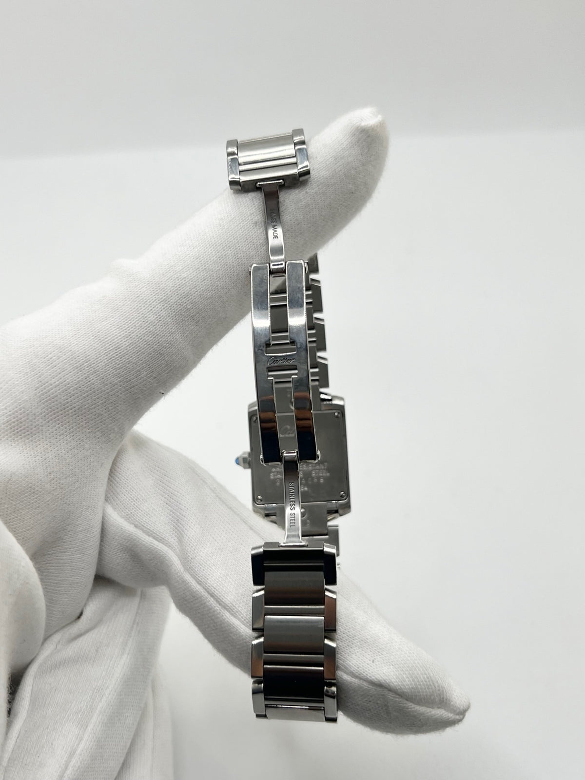 Montre Cartier Tank Française 2384 pour femme, dotée d’un mouvement à quartz et d’un boîtier rectangulaire en acier de 20 × 25 mm. Son cadran blanc est protégé par un verre saphir, tandis que son bracelet en acier avec boucle déployante double apporte une finition élégante et raffinée. D’une hauteur de 6 mm et étanche à 3 ATM, cette Cartier Tank Française incarne le style intemporel de la Maison. Modèle en très bon état, vendu avec son coffret d’origine.