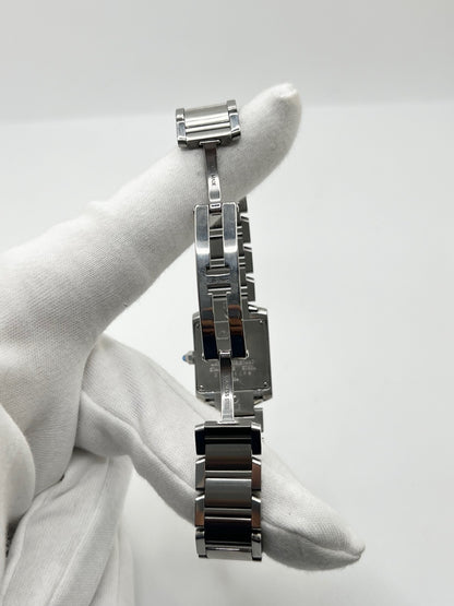 Montre Cartier Tank Française 2384 pour femme, dotée d’un mouvement à quartz et d’un boîtier rectangulaire en acier de 20 × 25 mm. Son cadran blanc est protégé par un verre saphir, tandis que son bracelet en acier avec boucle déployante double apporte une finition élégante et raffinée. D’une hauteur de 6 mm et étanche à 3 ATM, cette Cartier Tank Française incarne le style intemporel de la Maison. Modèle en très bon état, vendu avec son coffret d’origine.
