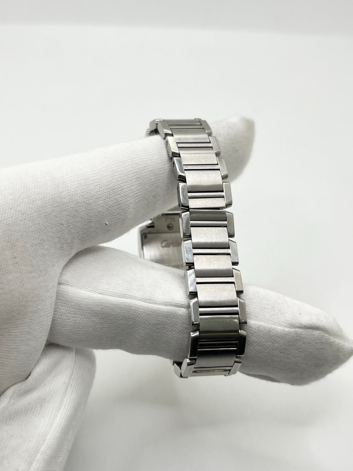Montre Cartier Tank Française 2384 pour femme, dotée d’un mouvement à quartz et d’un boîtier rectangulaire en acier de 20 × 25 mm. Son cadran blanc est protégé par un verre saphir, tandis que son bracelet en acier avec boucle déployante double apporte une finition élégante et raffinée. D’une hauteur de 6 mm et étanche à 3 ATM, cette Cartier Tank Française incarne le style intemporel de la Maison. Modèle en très bon état, vendu avec son coffret d’origine.