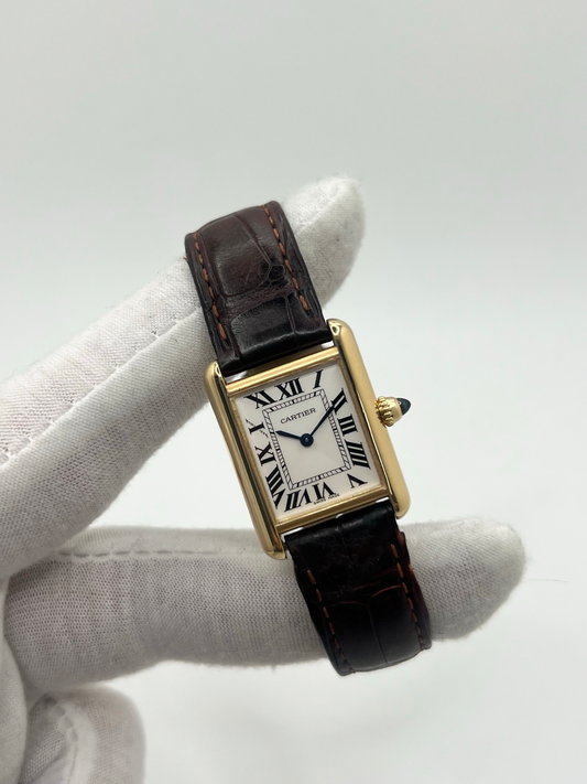 Icône absolue de l’élégance horlogère, la Cartier Tank Louis est l’une des montres les plus emblématiques jamais créées. Inspirée des premières Tank dessinées au début du XXᵉ siècle, elle incarne une vision intemporelle du luxe, faite de lignes pures, de proportions parfaites et d’un raffinement sans ostentation. Son esthétique, fidèle aux codes des années 60, traverse les époques avec une modernité intacte.