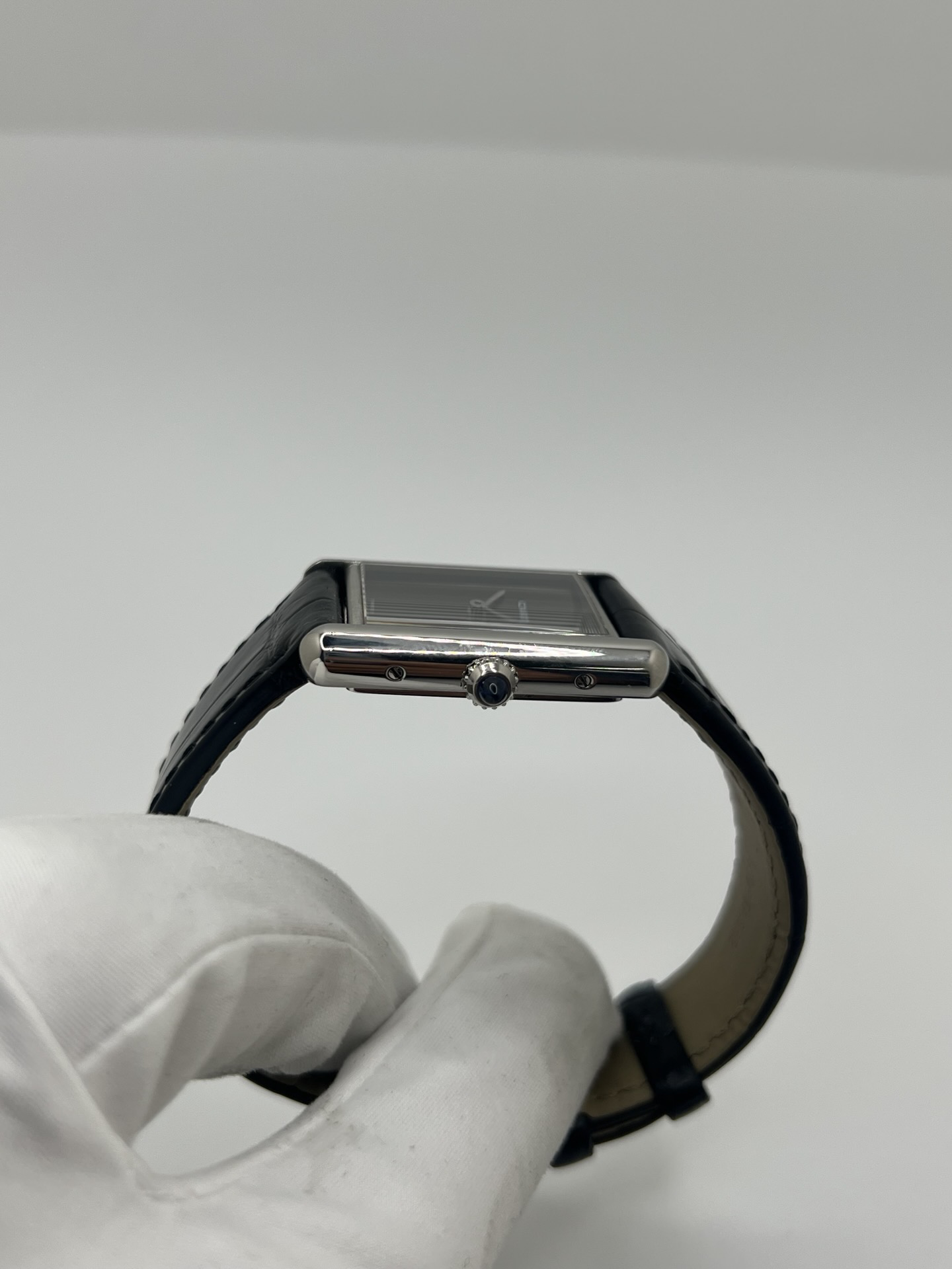 Élégante, graphique et profondément intemporelle, la Cartier Tank Must est l’une des montres les plus emblématiques de l’histoire de l’horlogerie. Inspirée du design originel de la Tank créée en 1917, elle incarne l’essence même du style Cartier : lignes pures, équilibre parfait et sophistication discrète.