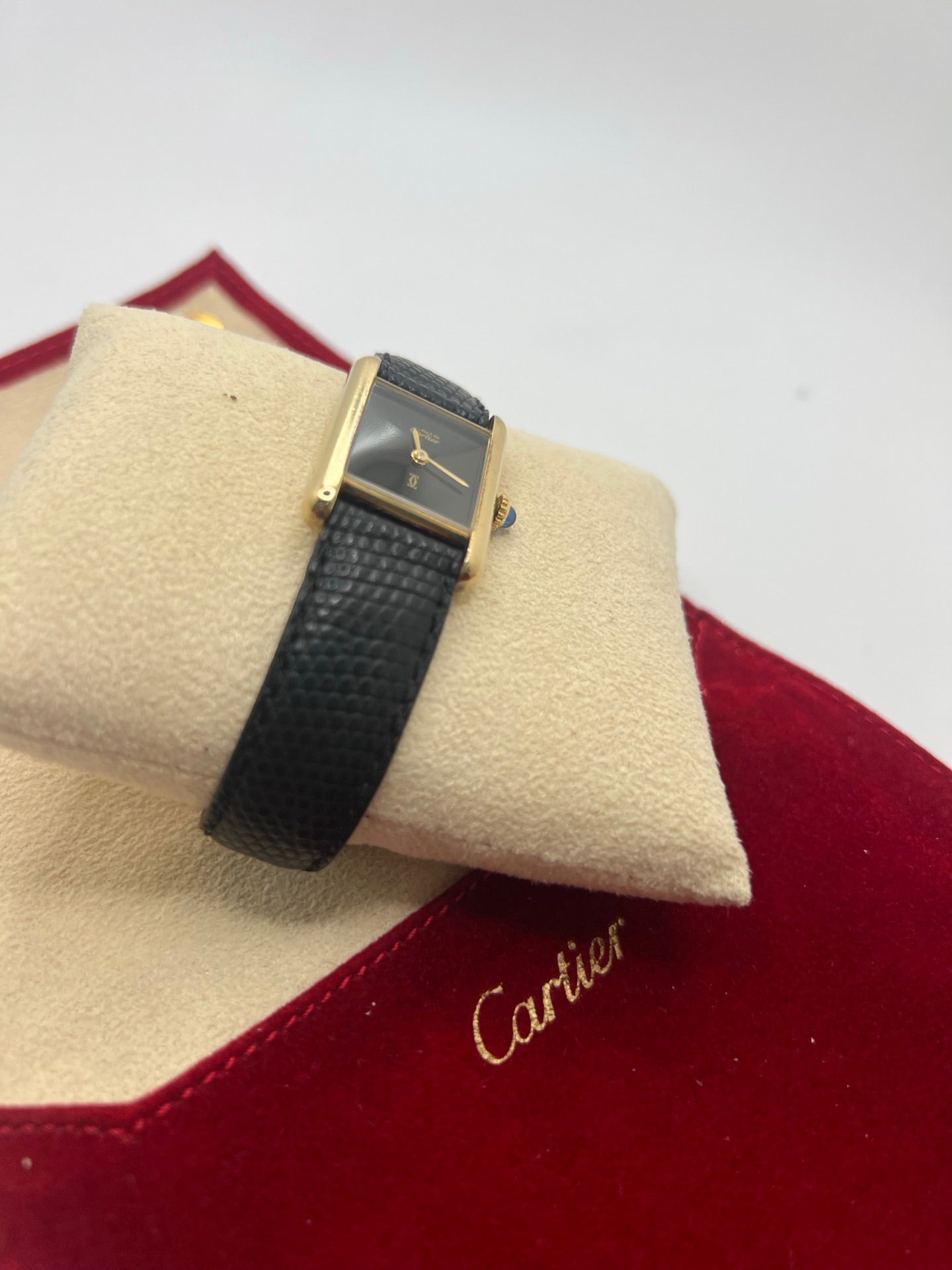 Montre Cartier Tank Must Vermeil référence 5057001 pour femme, boîtier en argent 20 x 28 mm, cadran noir sans chiffres et bracelet en cuir de lézard noir. Modèle à mouvement quartz, en bon état avec traces d’usure légères. Montre élégante au style intemporel, idéale pour un look sophistiqué et raffiné. Parfaite pour les amateurs de pièces vintage.