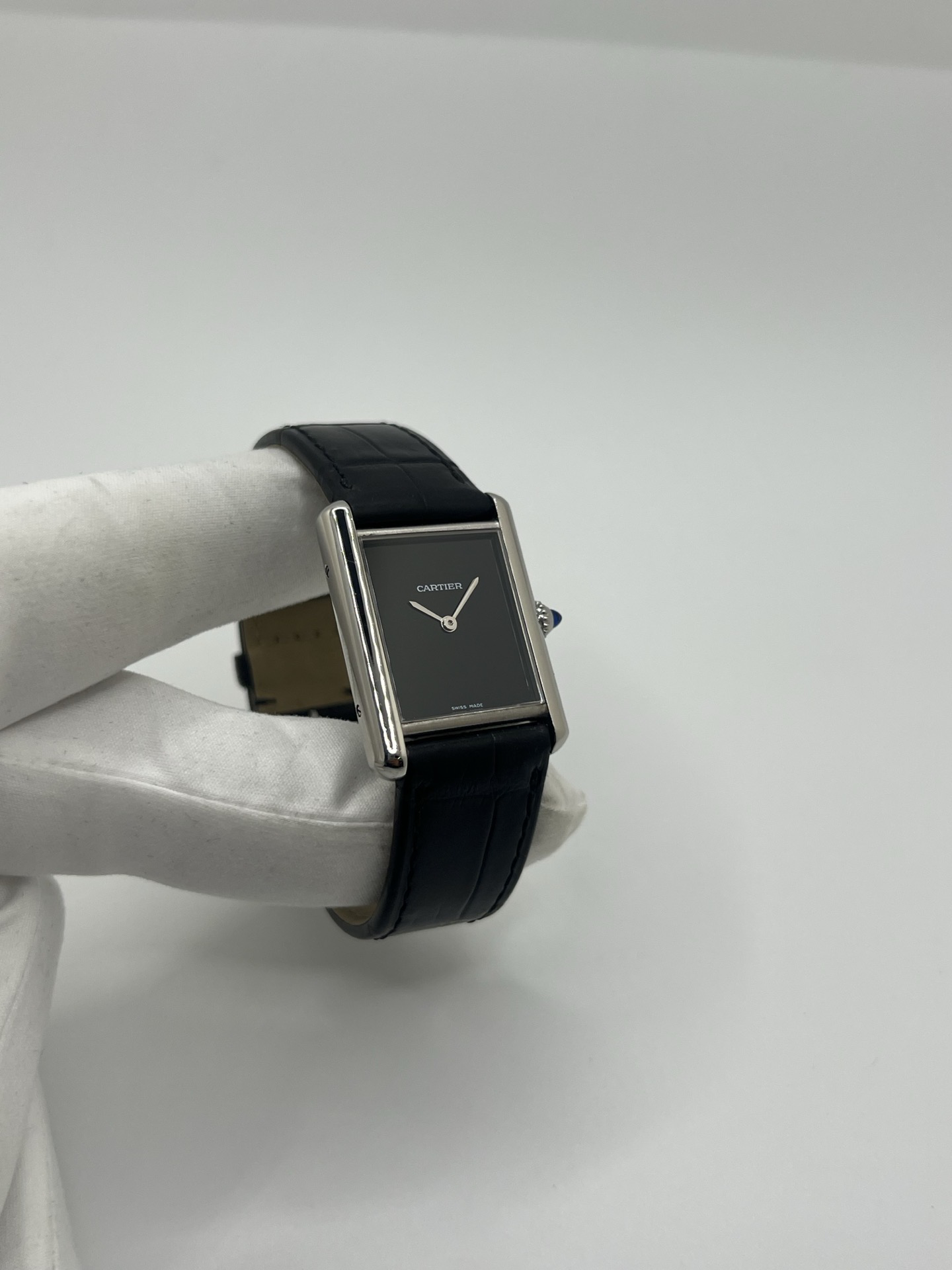 Élégante, graphique et profondément intemporelle, la Cartier Tank Must est l’une des montres les plus emblématiques de l’histoire de l’horlogerie. Inspirée du design originel de la Tank créée en 1917, elle incarne l’essence même du style Cartier : lignes pures, équilibre parfait et sophistication discrète.