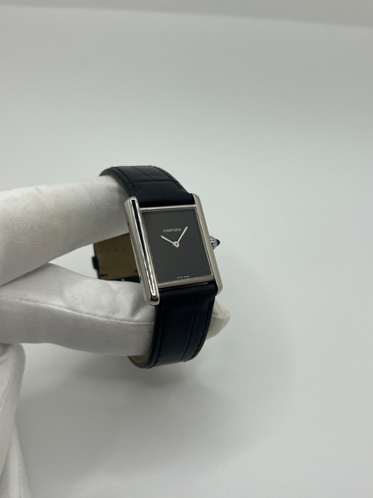 Élégante, graphique et profondément intemporelle, la Cartier Tank Must est l’une des montres les plus emblématiques de l’histoire de l’horlogerie. Inspirée du design originel de la Tank créée en 1917, elle incarne l’essence même du style Cartier : lignes pures, équilibre parfait et sophistication discrète.