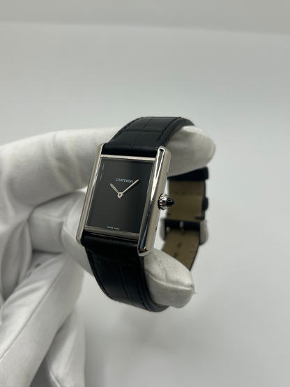 Élégante, graphique et profondément intemporelle, la Cartier Tank Must est l’une des montres les plus emblématiques de l’histoire de l’horlogerie. Inspirée du design originel de la Tank créée en 1917, elle incarne l’essence même du style Cartier : lignes pures, équilibre parfait et sophistication discrète.