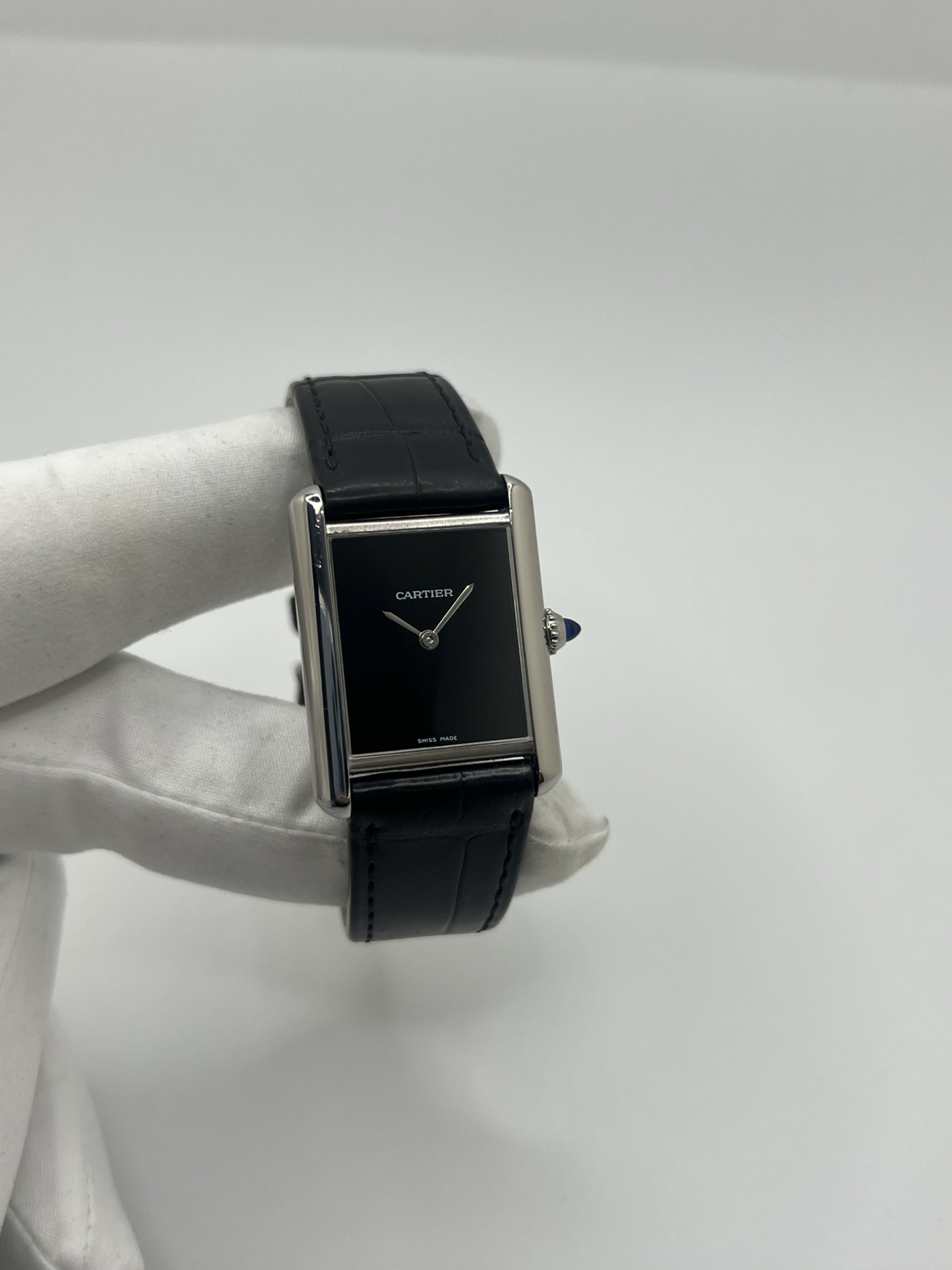 Élégante, graphique et profondément intemporelle, la Cartier Tank Must est l’une des montres les plus emblématiques de l’histoire de l’horlogerie. Inspirée du design originel de la Tank créée en 1917, elle incarne l’essence même du style Cartier : lignes pures, équilibre parfait et sophistication discrète.